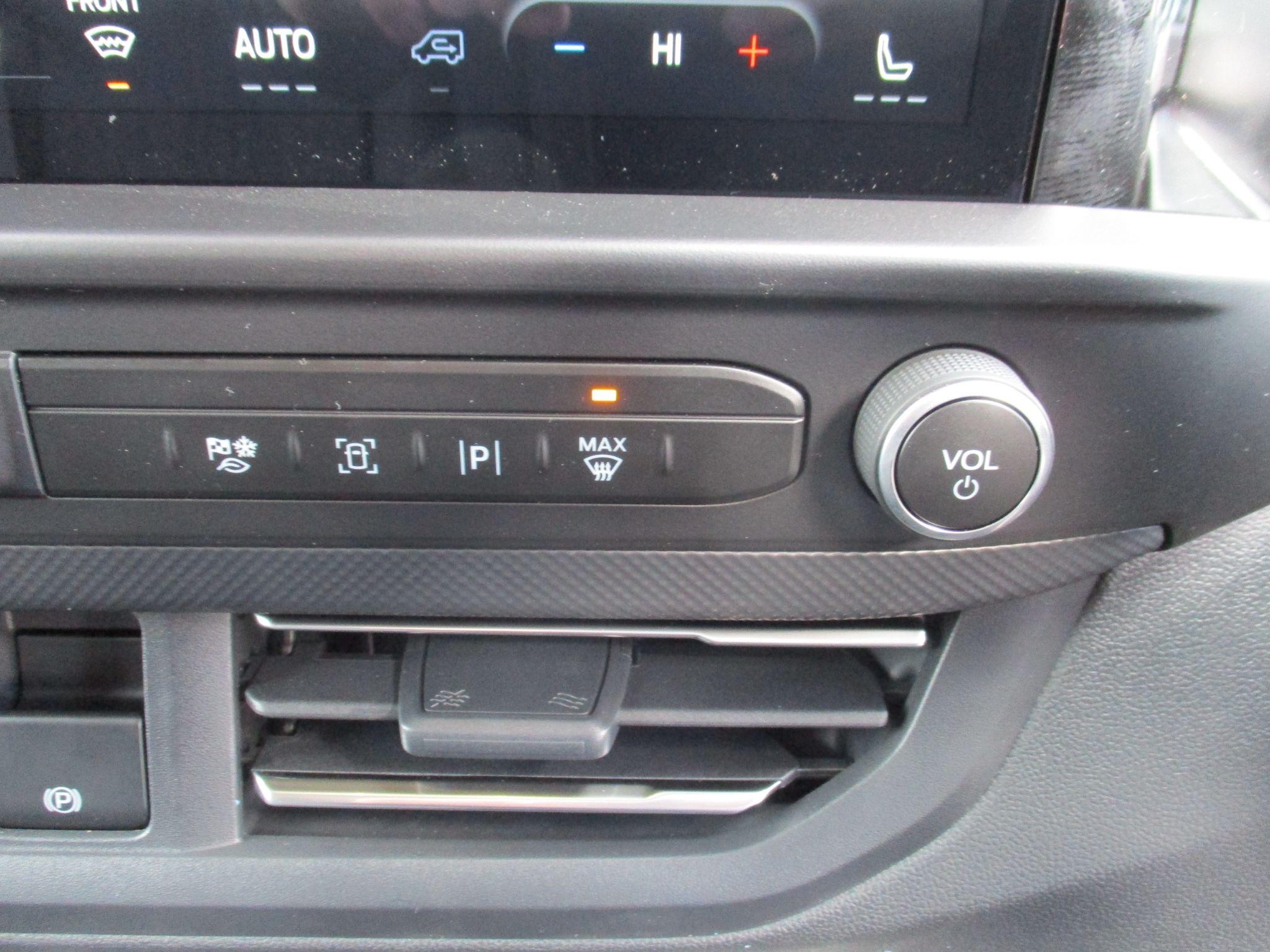 Ford Transit Custom Image 18