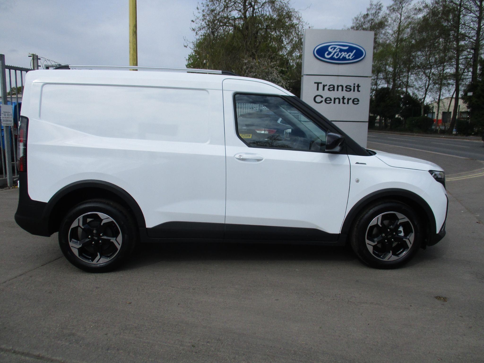 Ford Transit Courier Image 2