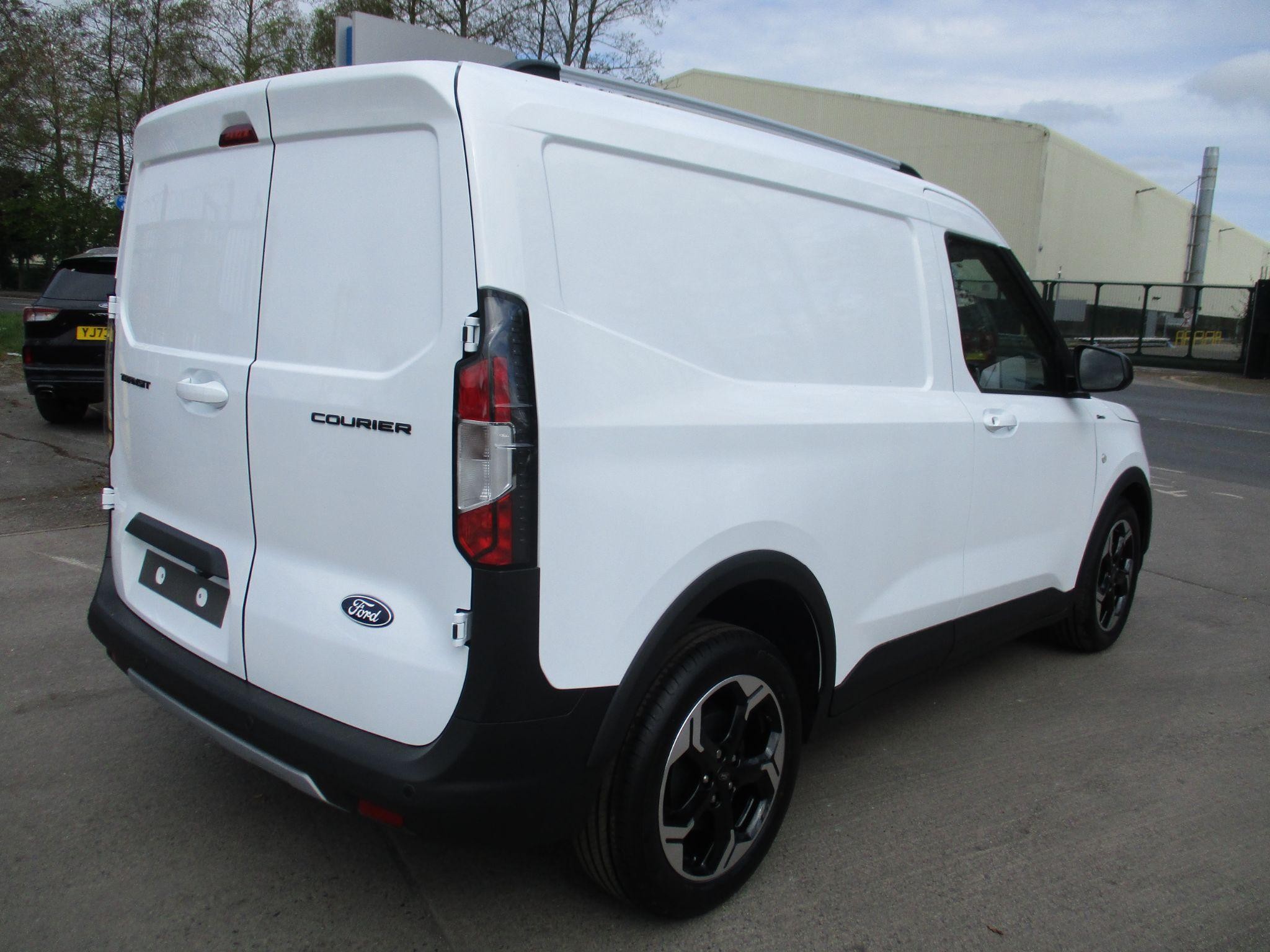 Ford Transit Courier Image 3
