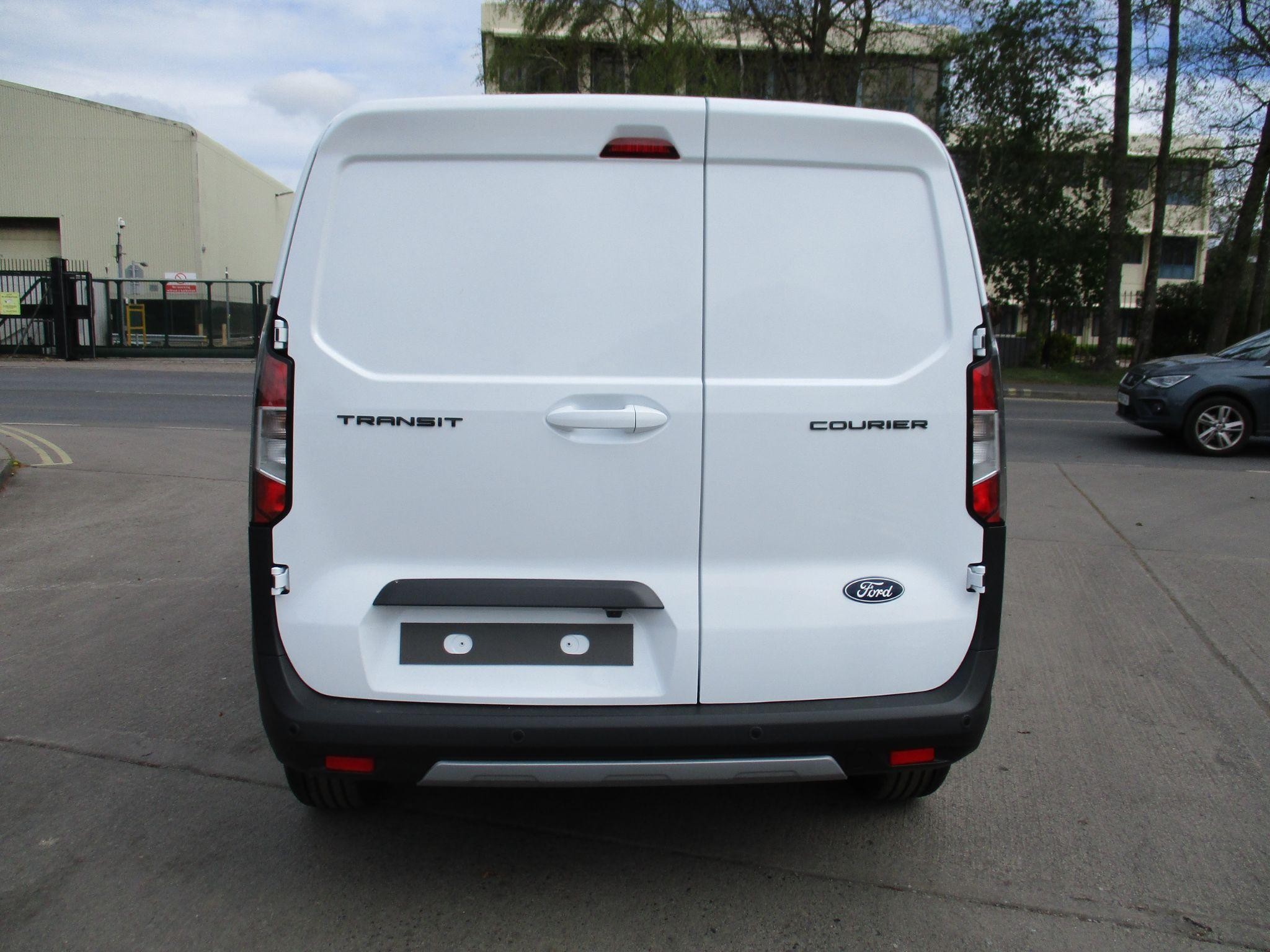 Ford Transit Courier Image 4