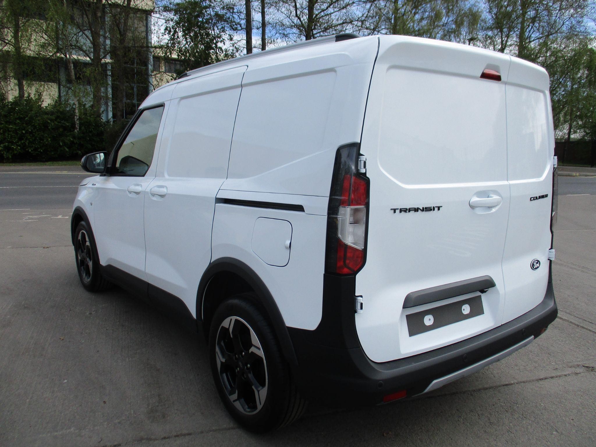 Ford Transit Courier Image 5