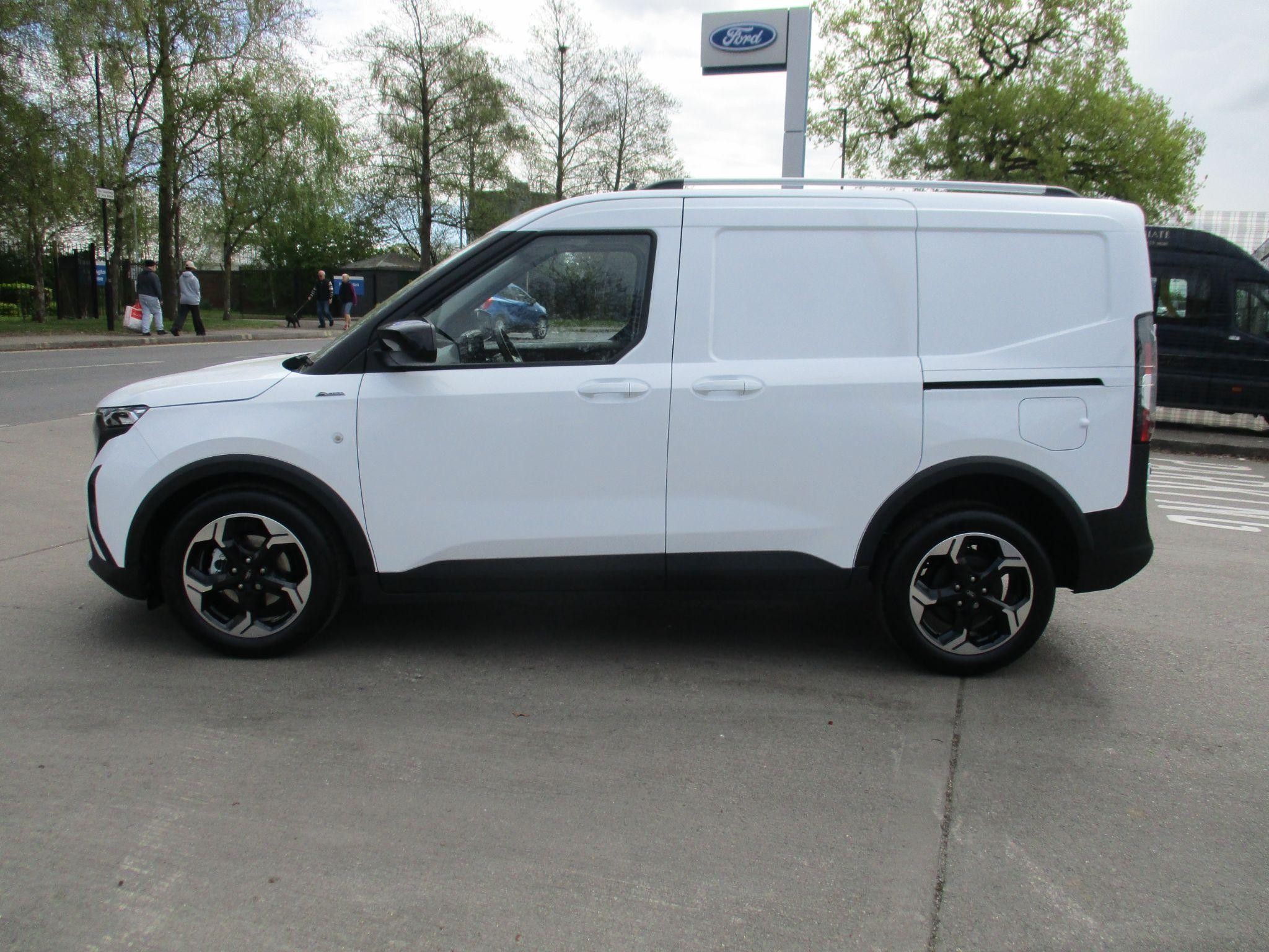 Ford Transit Courier Image 6