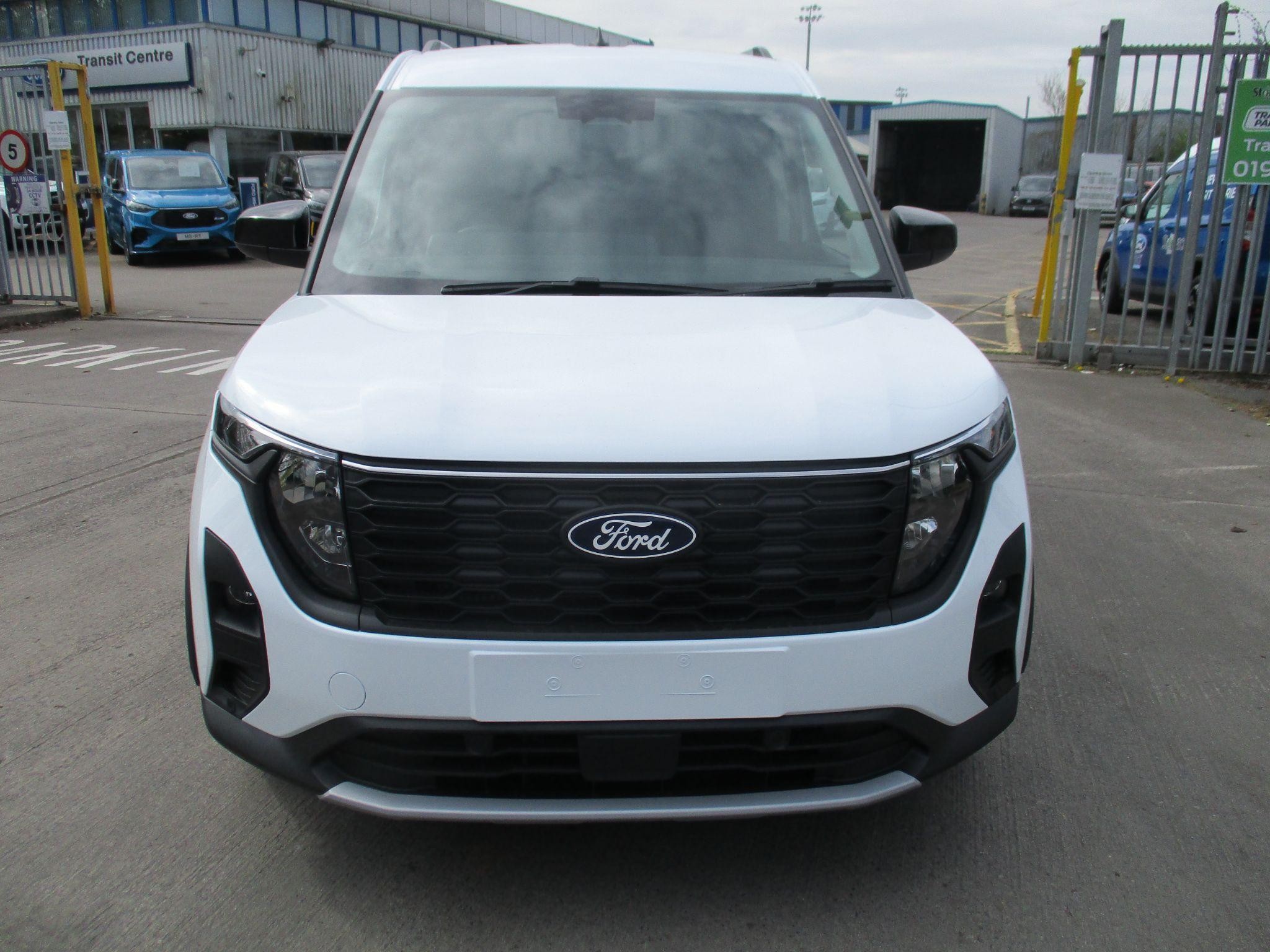 Ford Transit Courier Image 8
