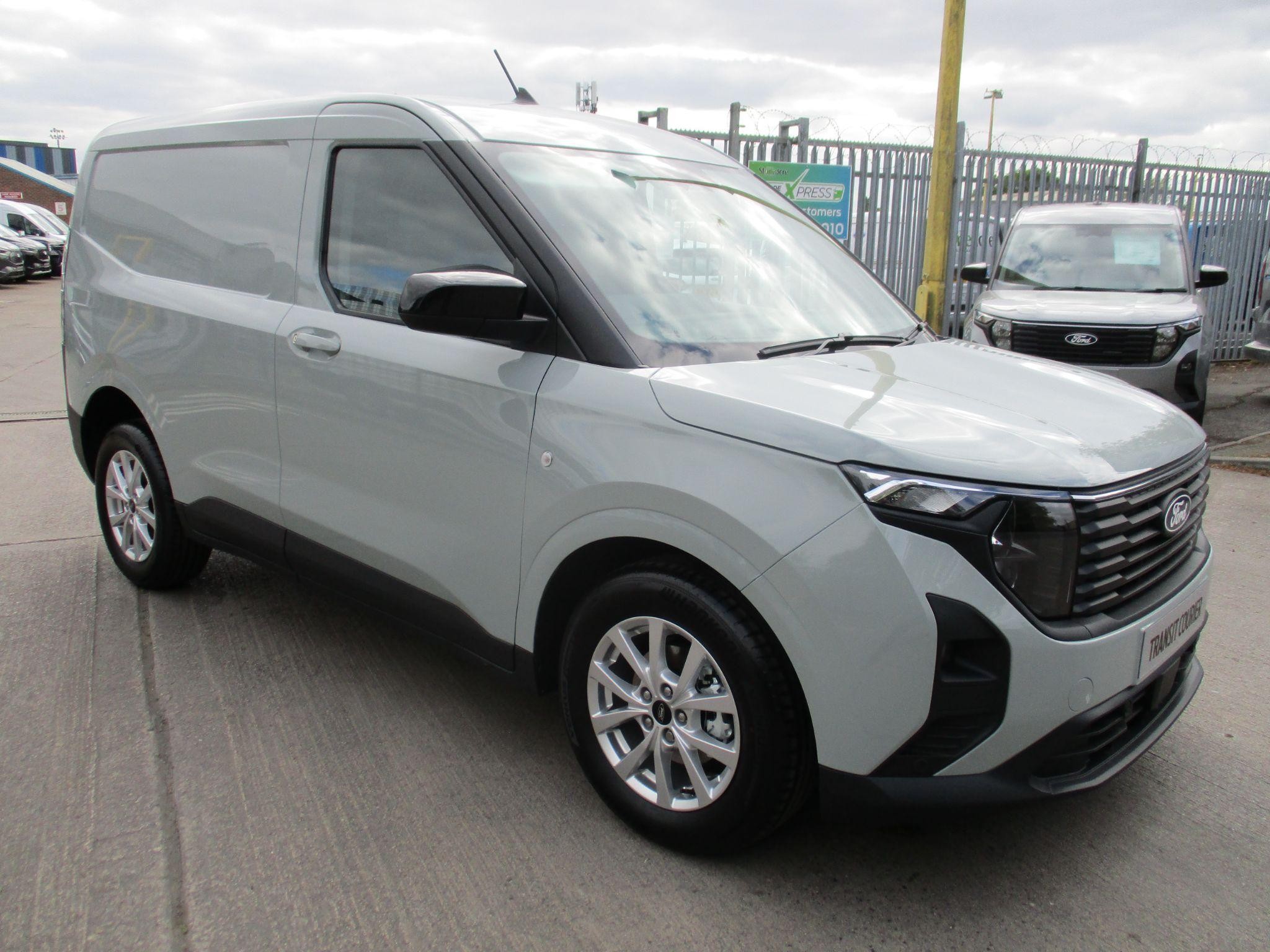 Ford Transit Courier Image 1