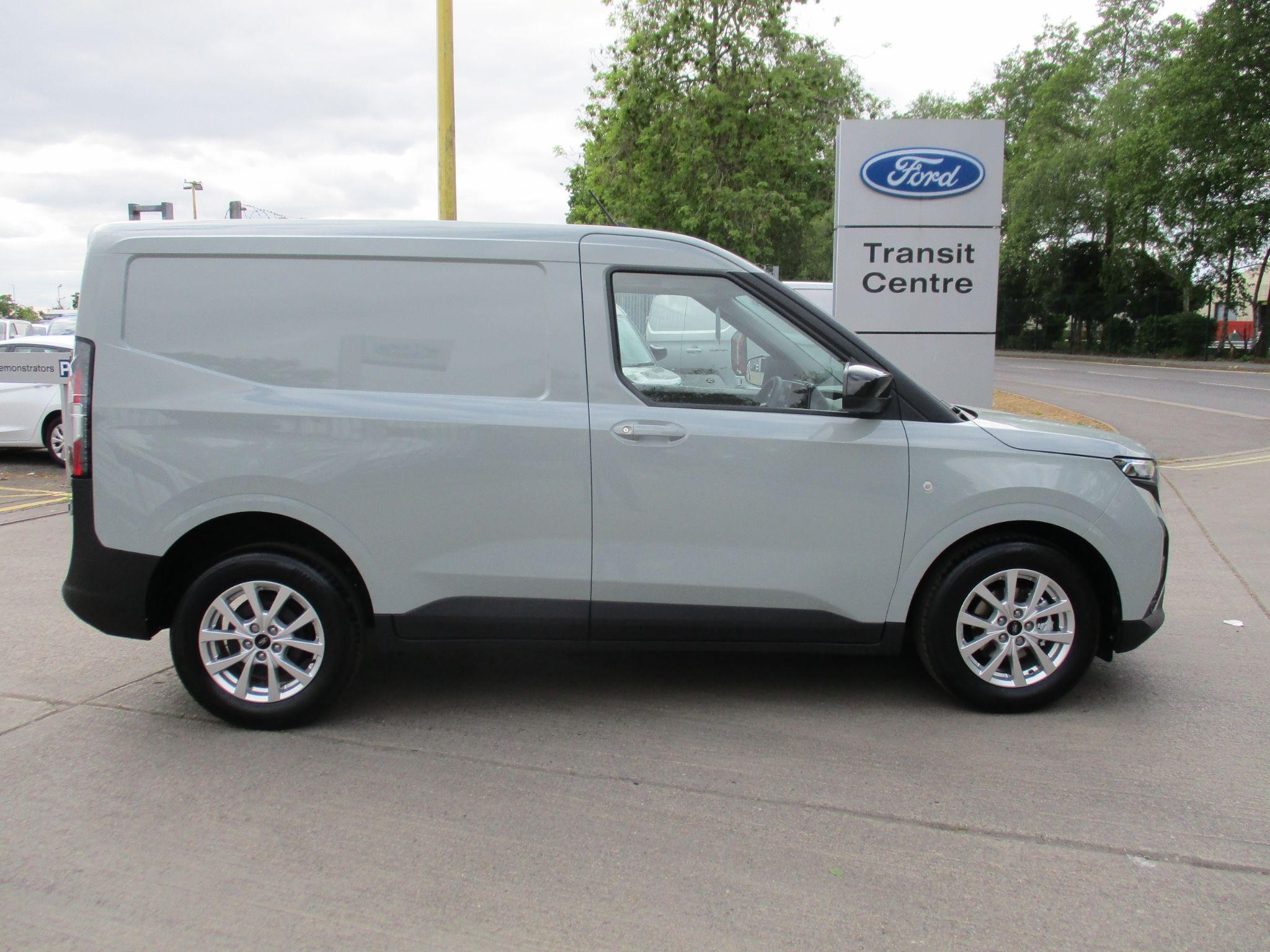 Ford Transit Courier Image 2