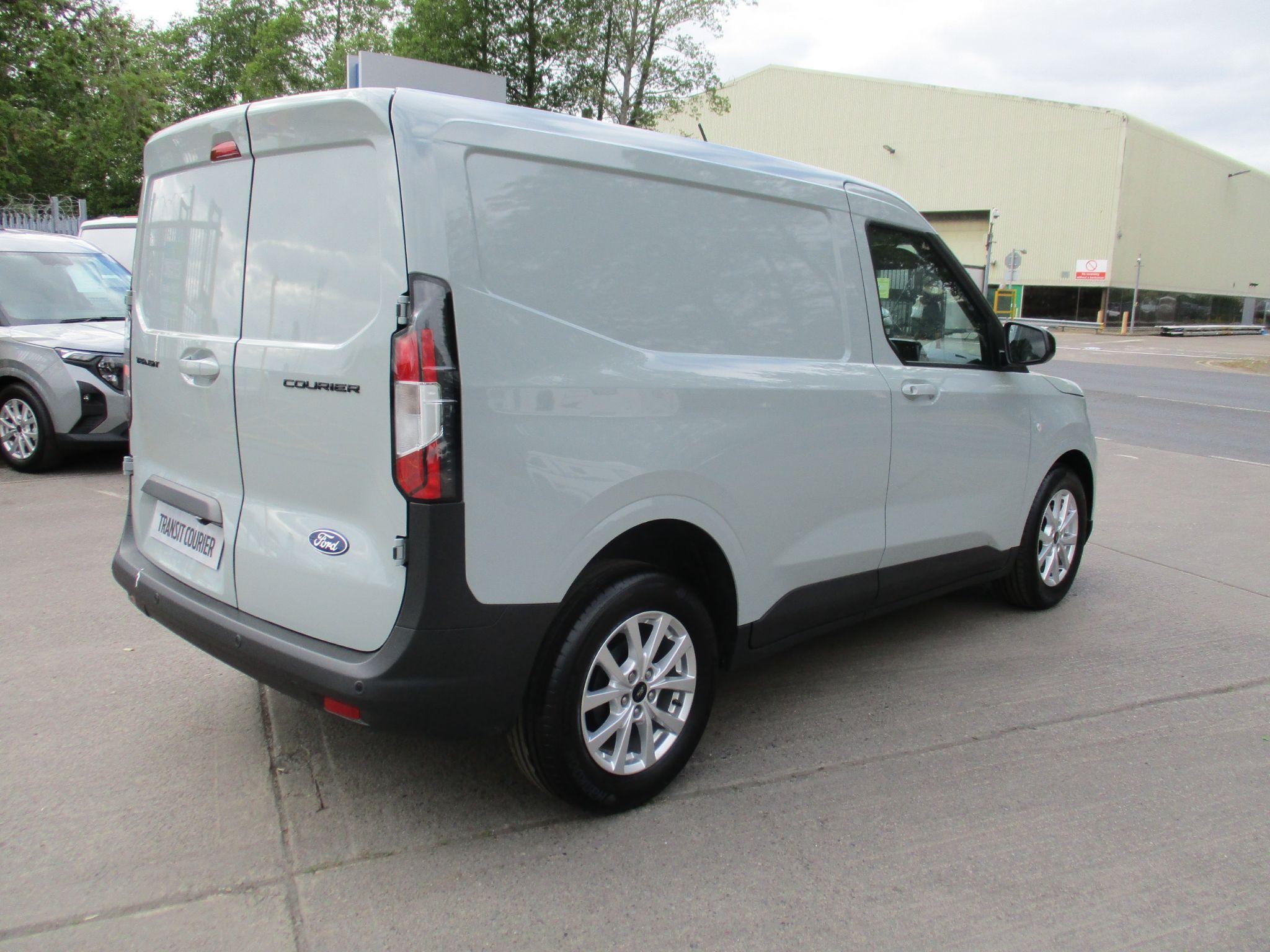Ford Transit Courier Image 3