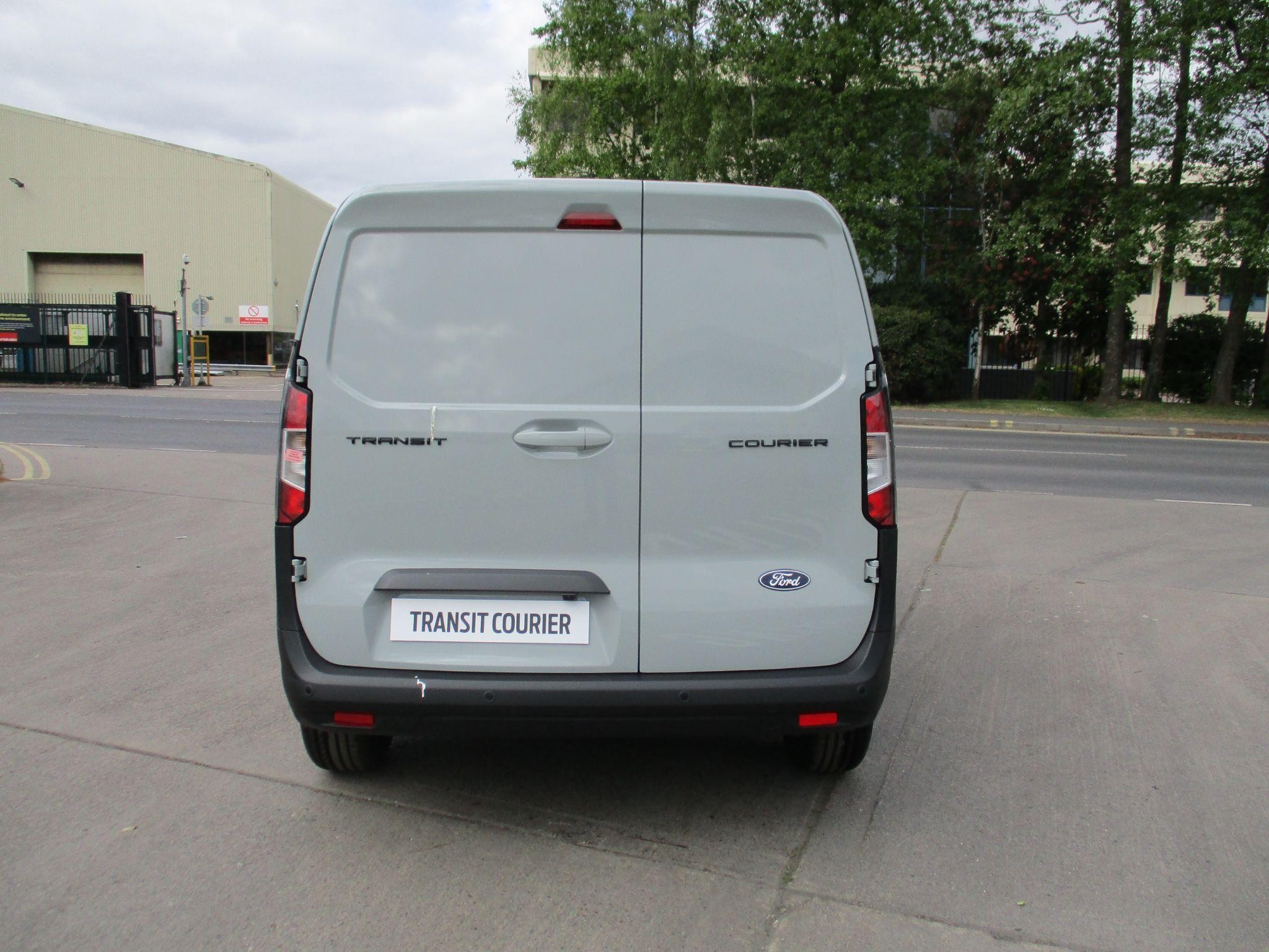 Ford Transit Courier Image 4