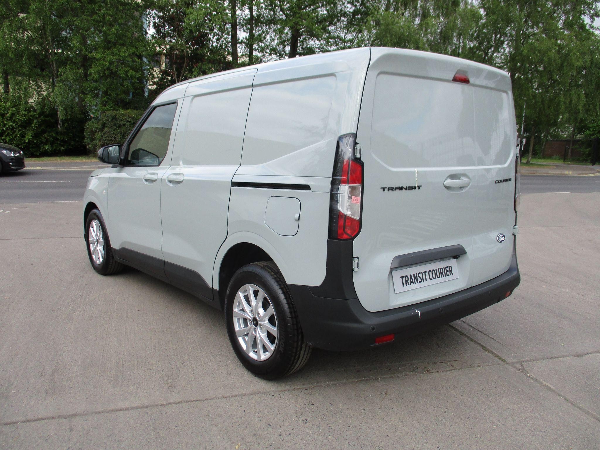 Ford Transit Courier Image 5
