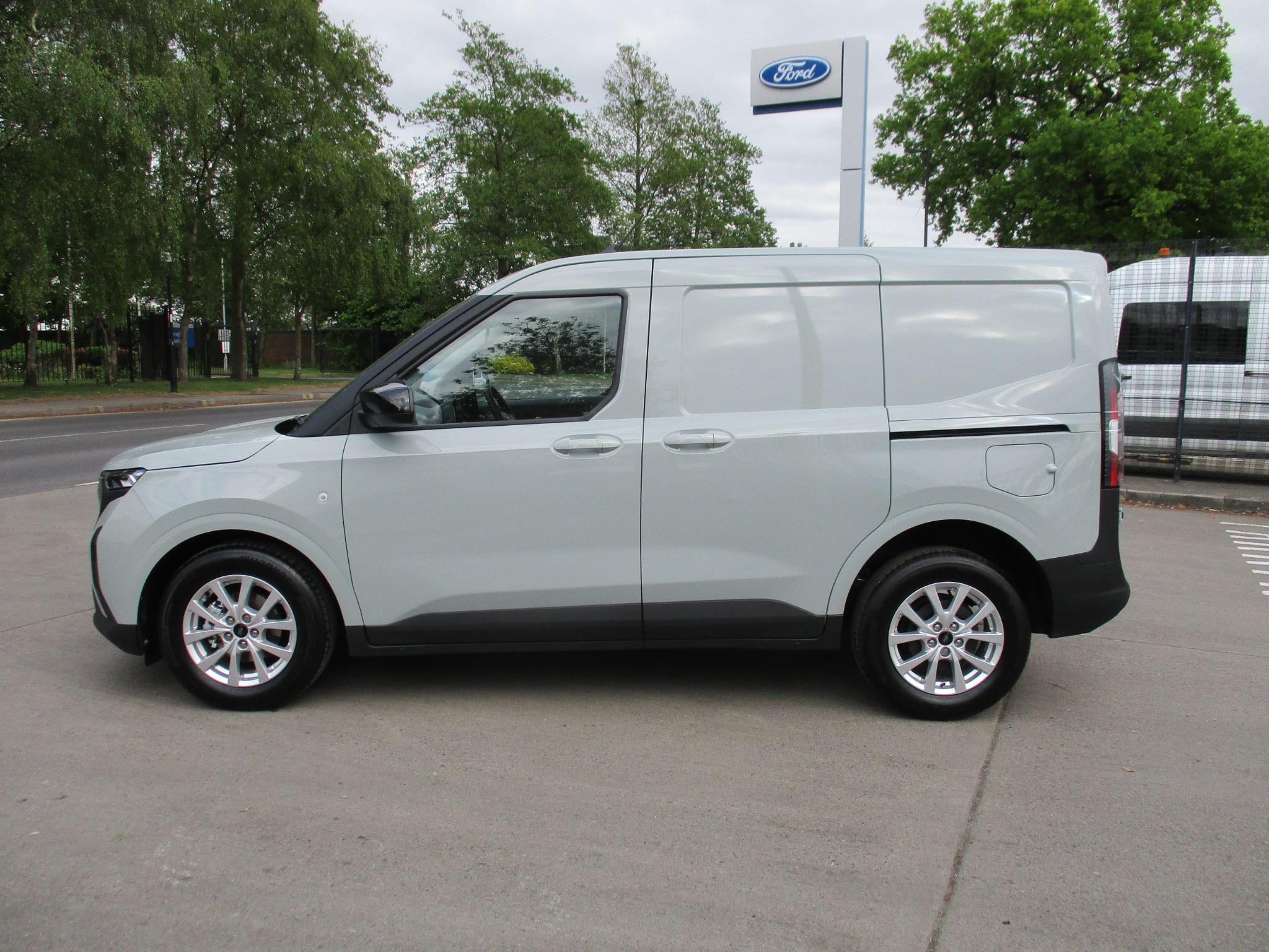 Ford Transit Courier Image 6