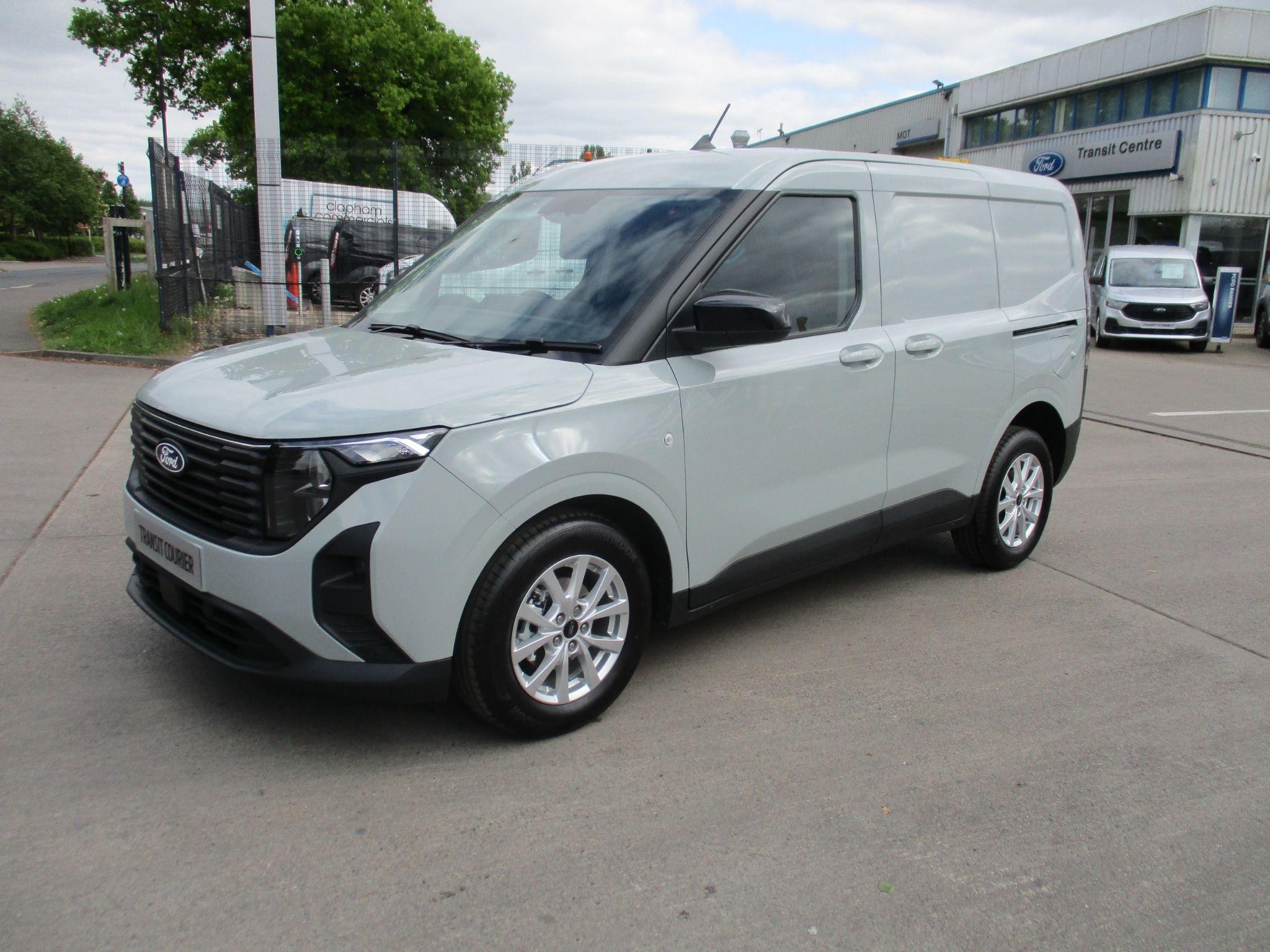 Ford Transit Courier Image 7
