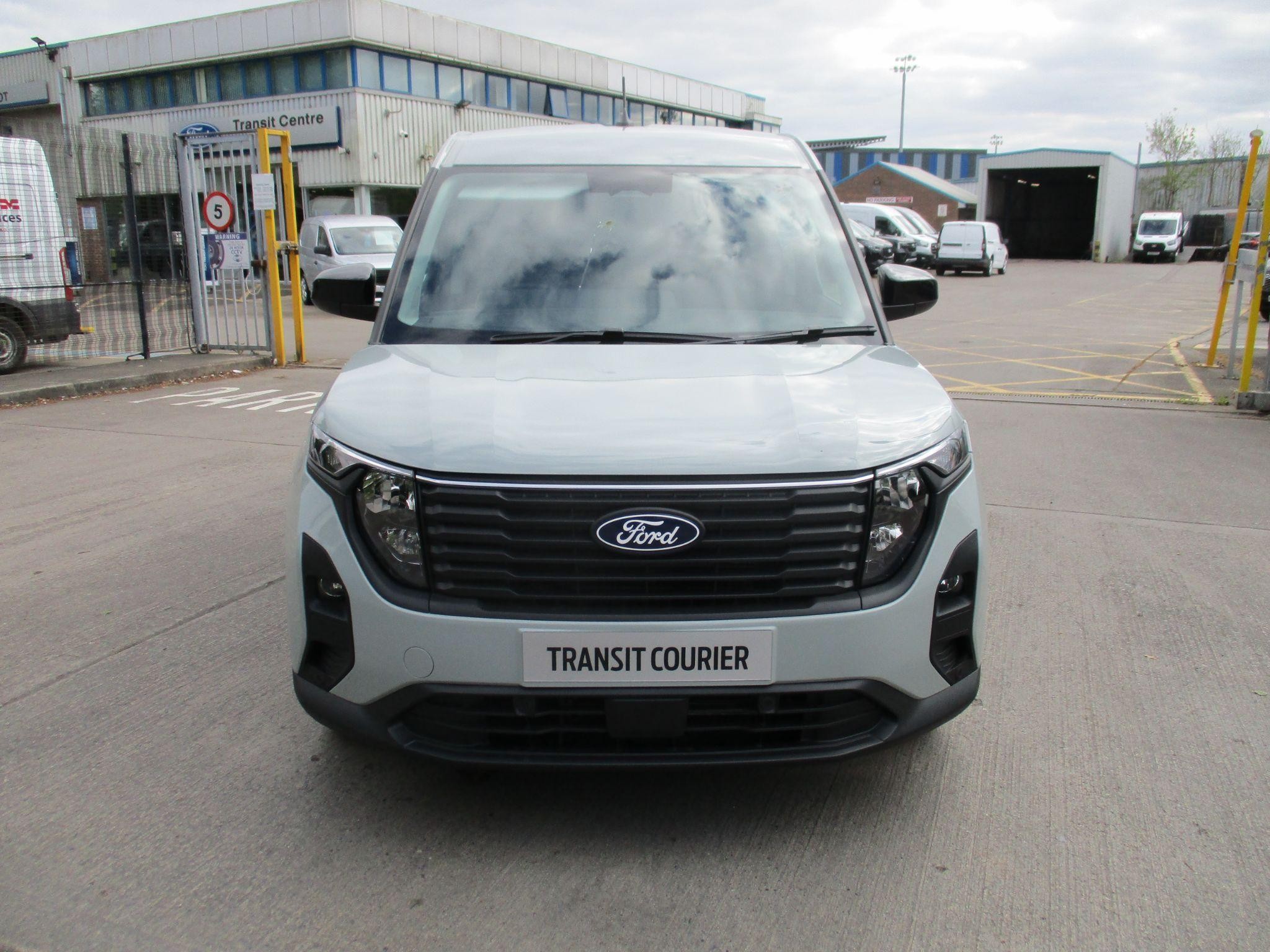 Ford Transit Courier Image 8