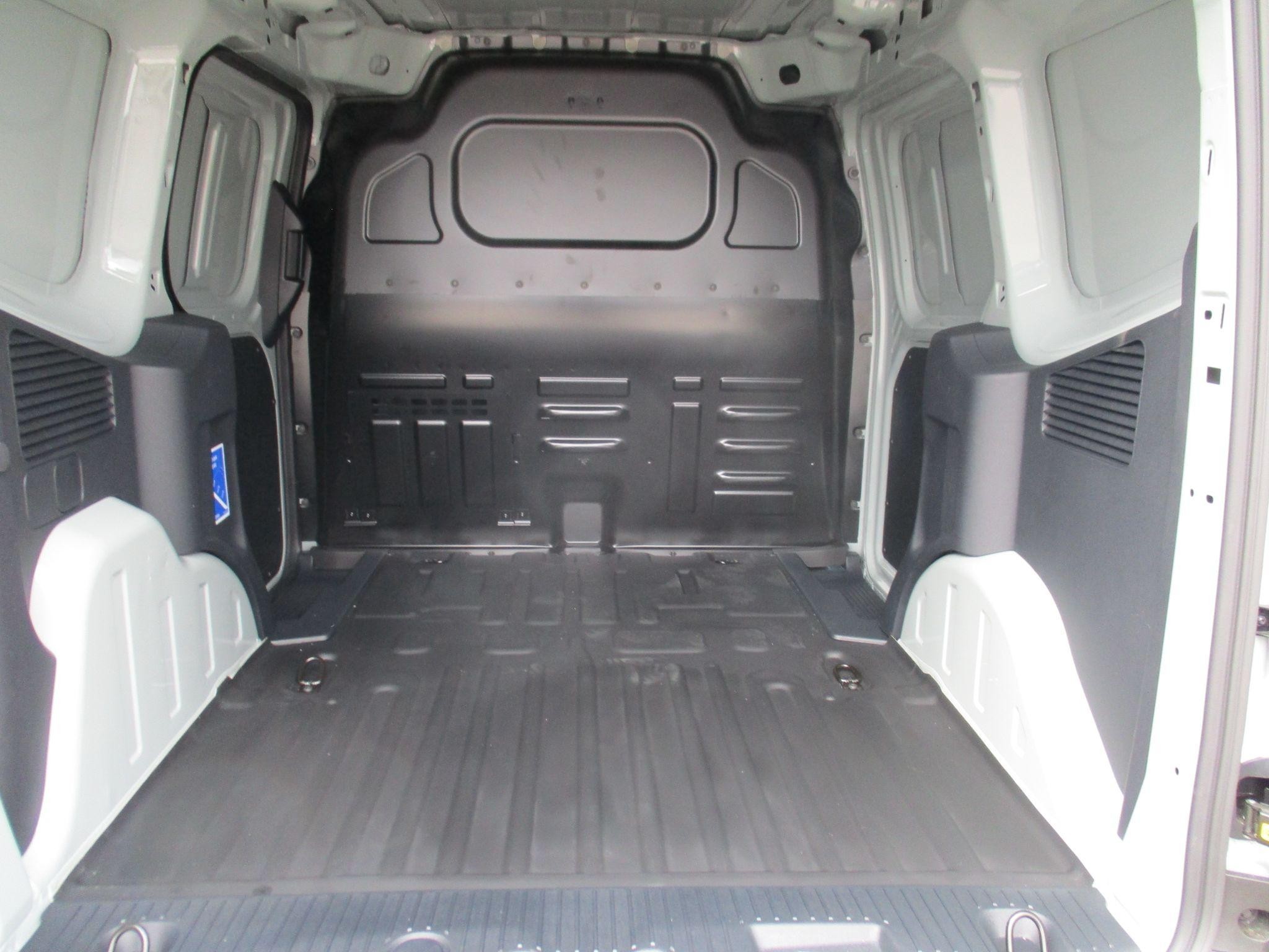 Ford Transit Courier Image 12