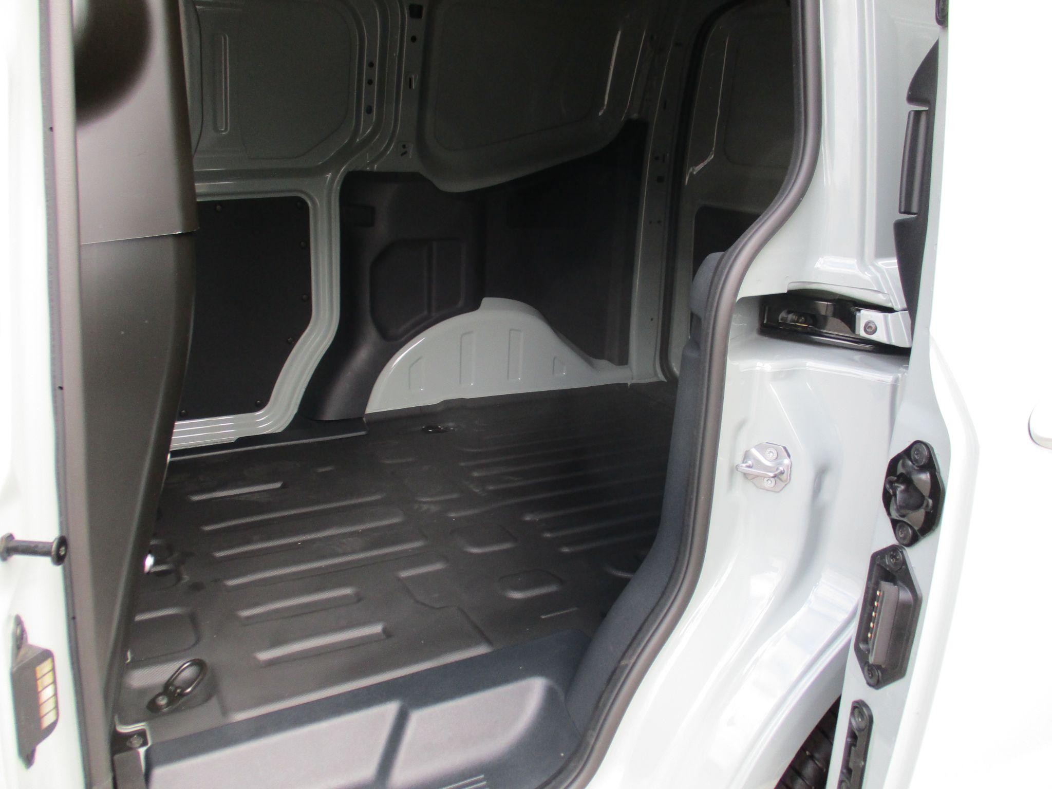 Ford Transit Courier Image 13