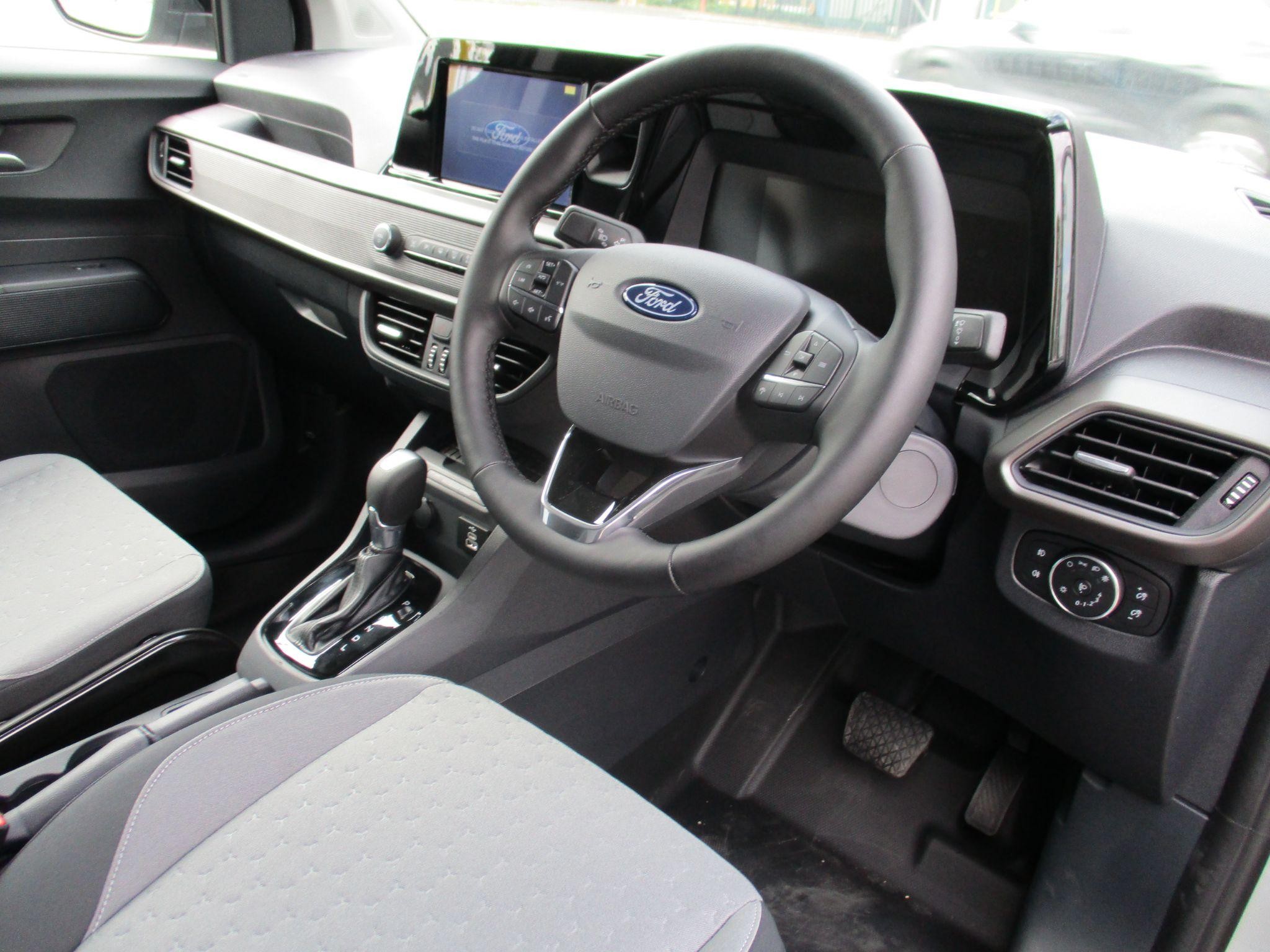 Ford Transit Courier Image 15