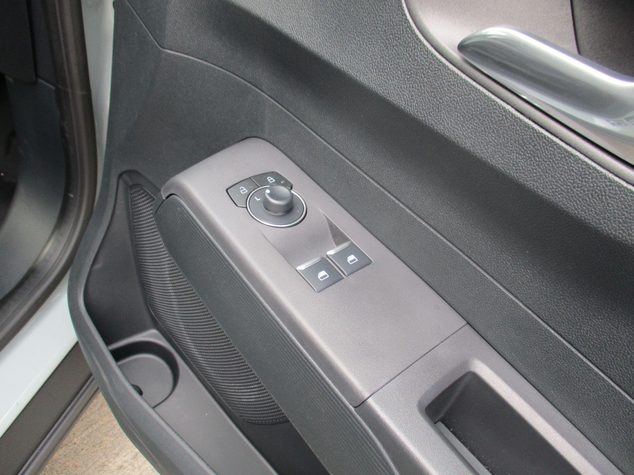 Ford Transit Courier Image 16