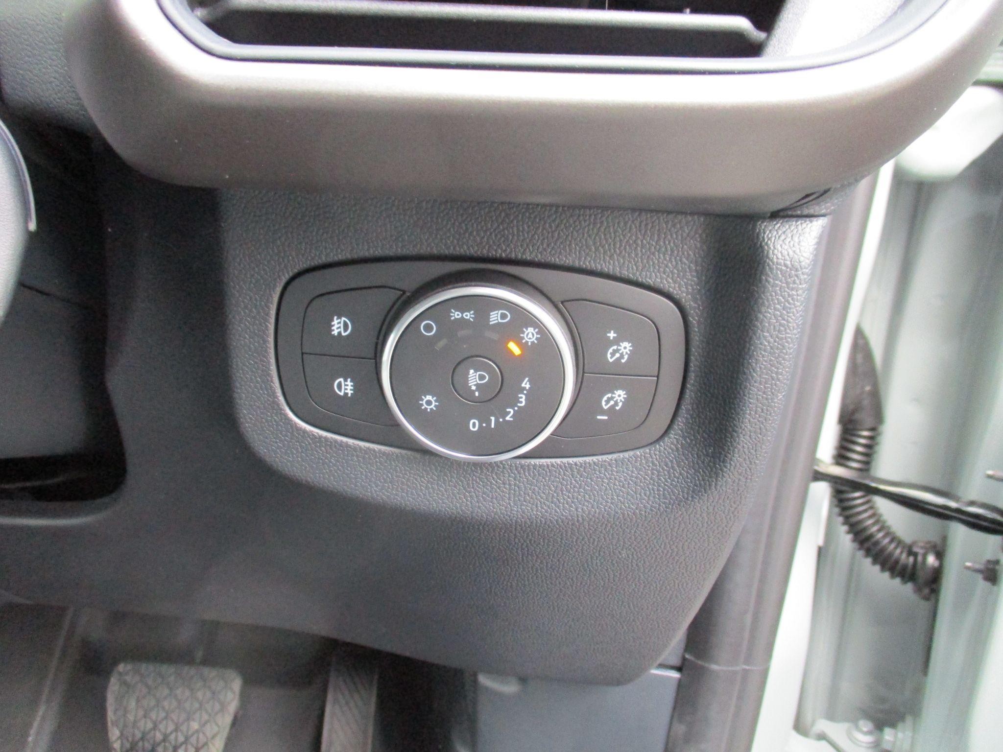 Ford Transit Courier Image 17
