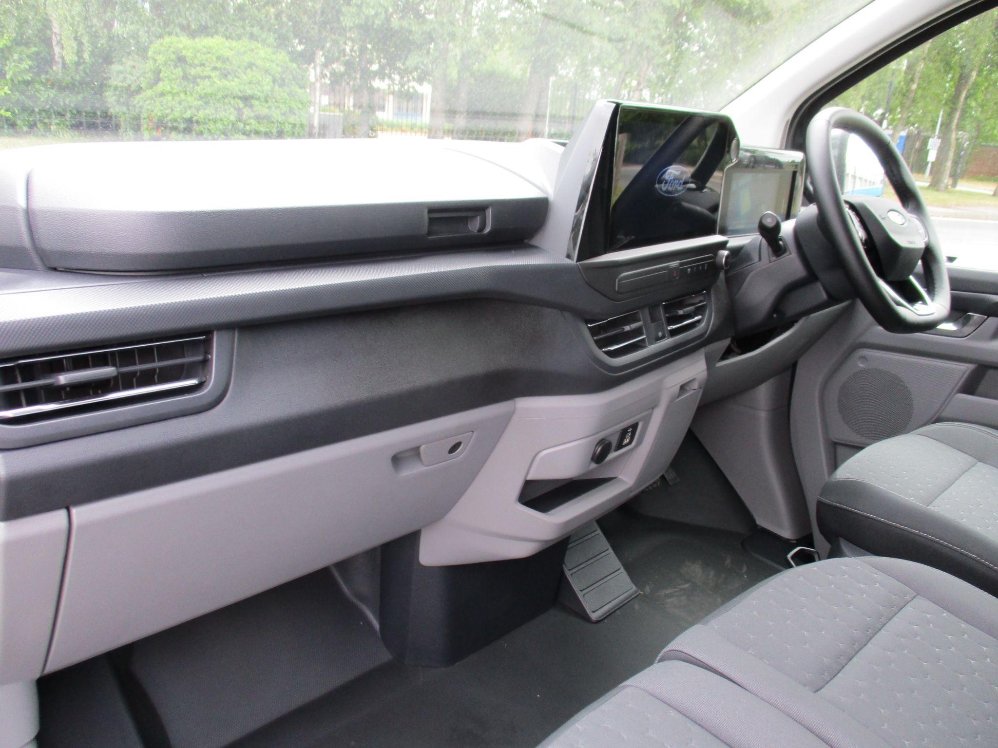 Ford E-Transit Custom Image 19