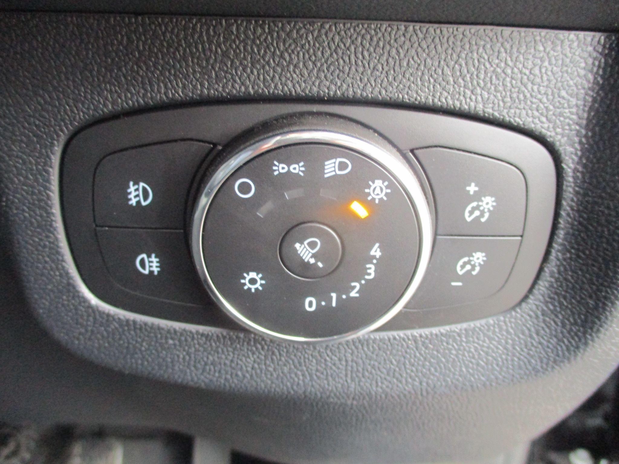 Ford Transit Courier Image 11