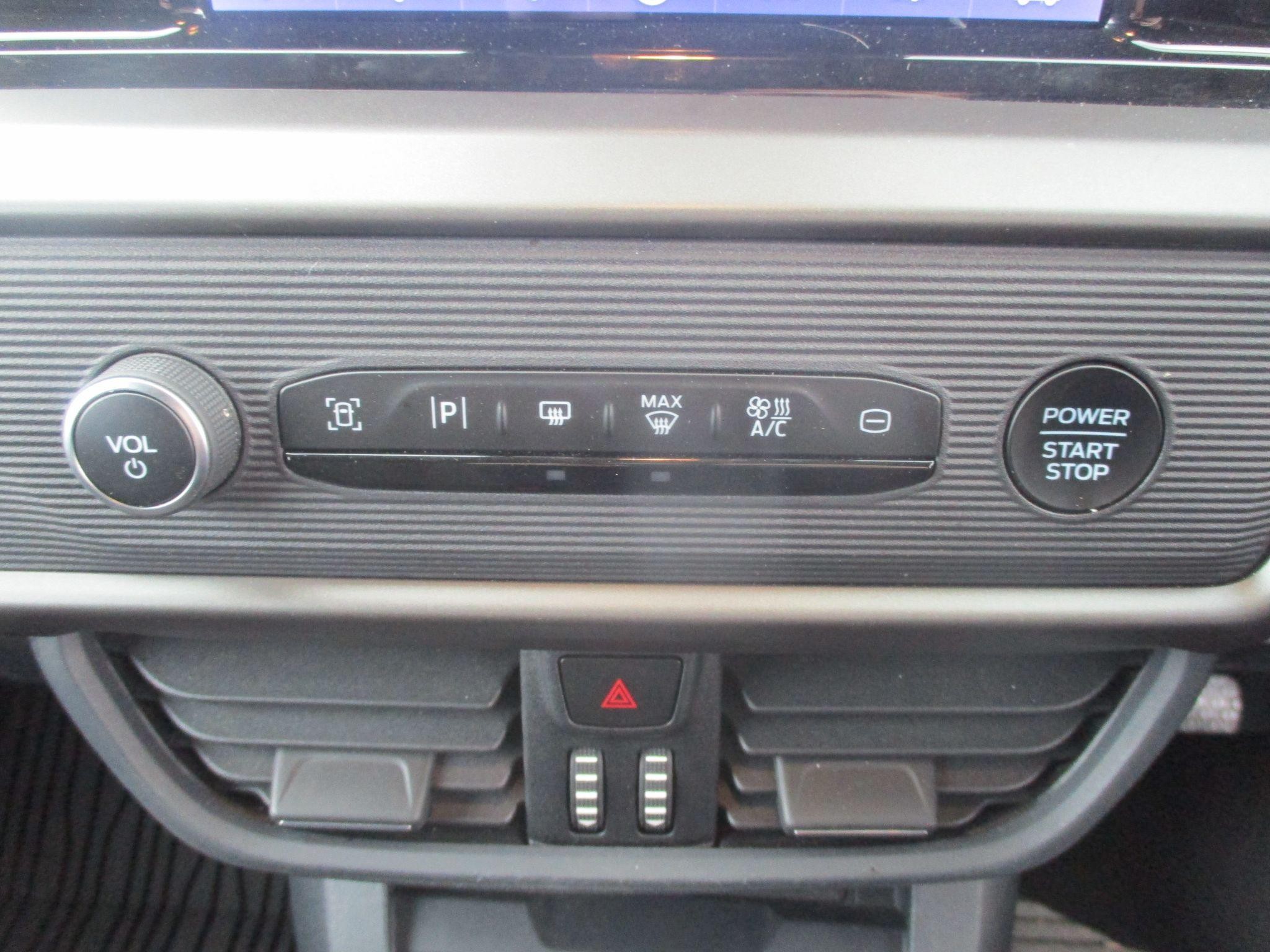 Ford Transit Courier Image 15