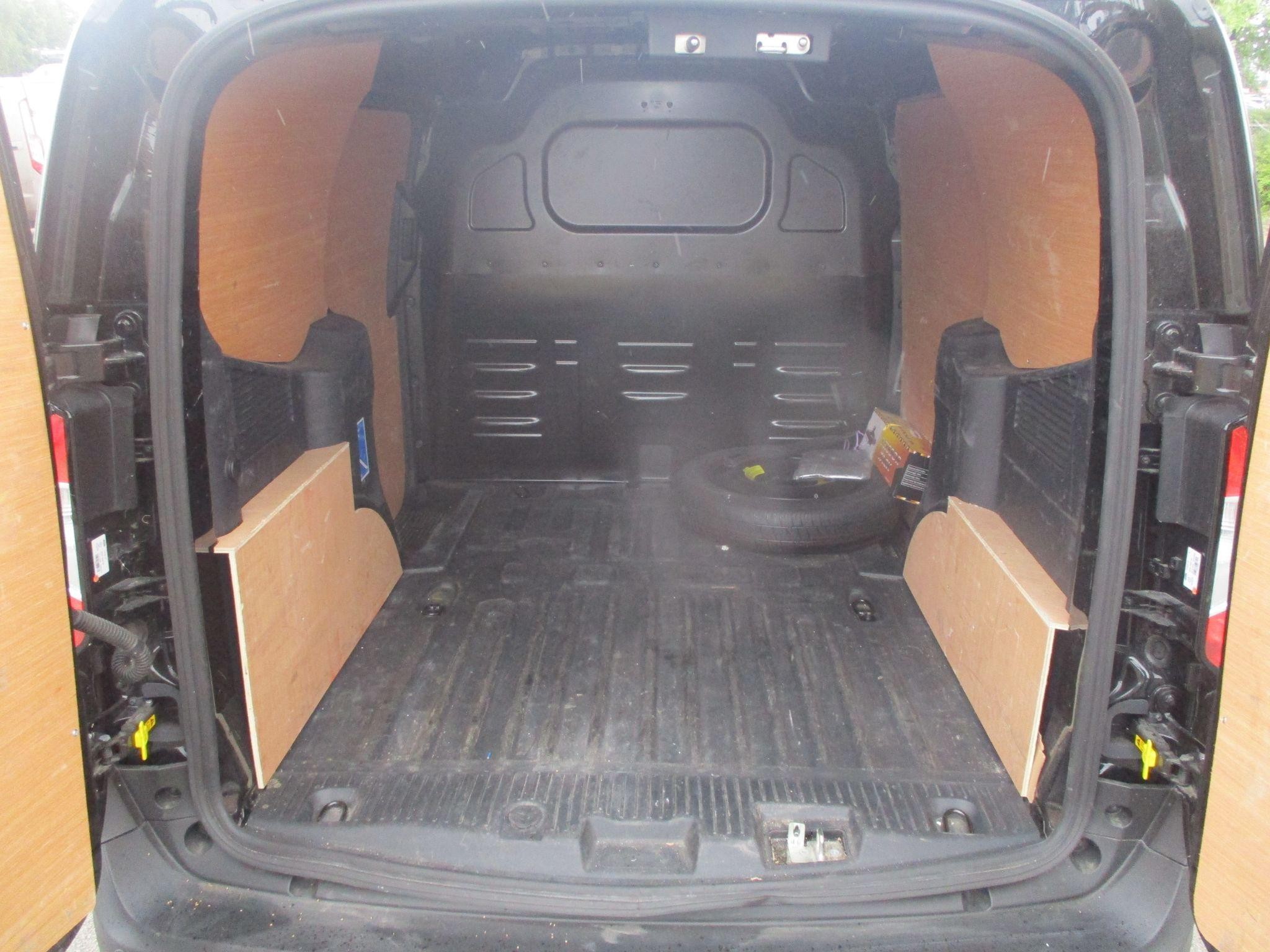 Ford Transit Courier Image 16