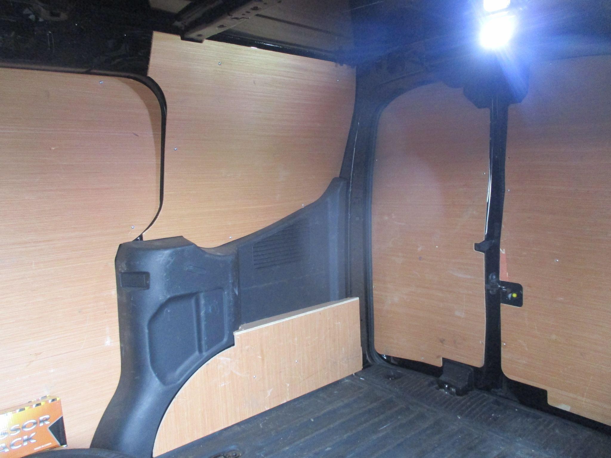 Ford Transit Courier Image 17