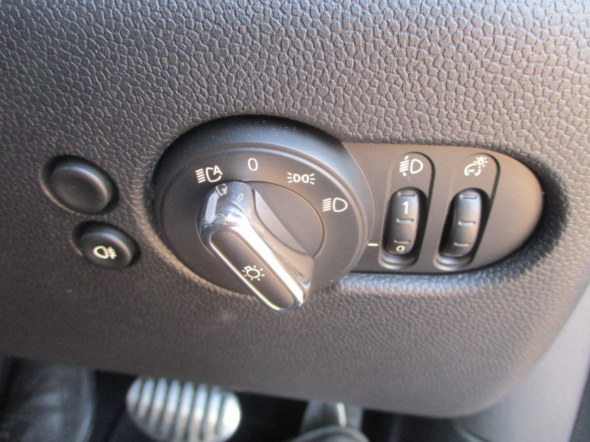 MINI Hatch Image 16