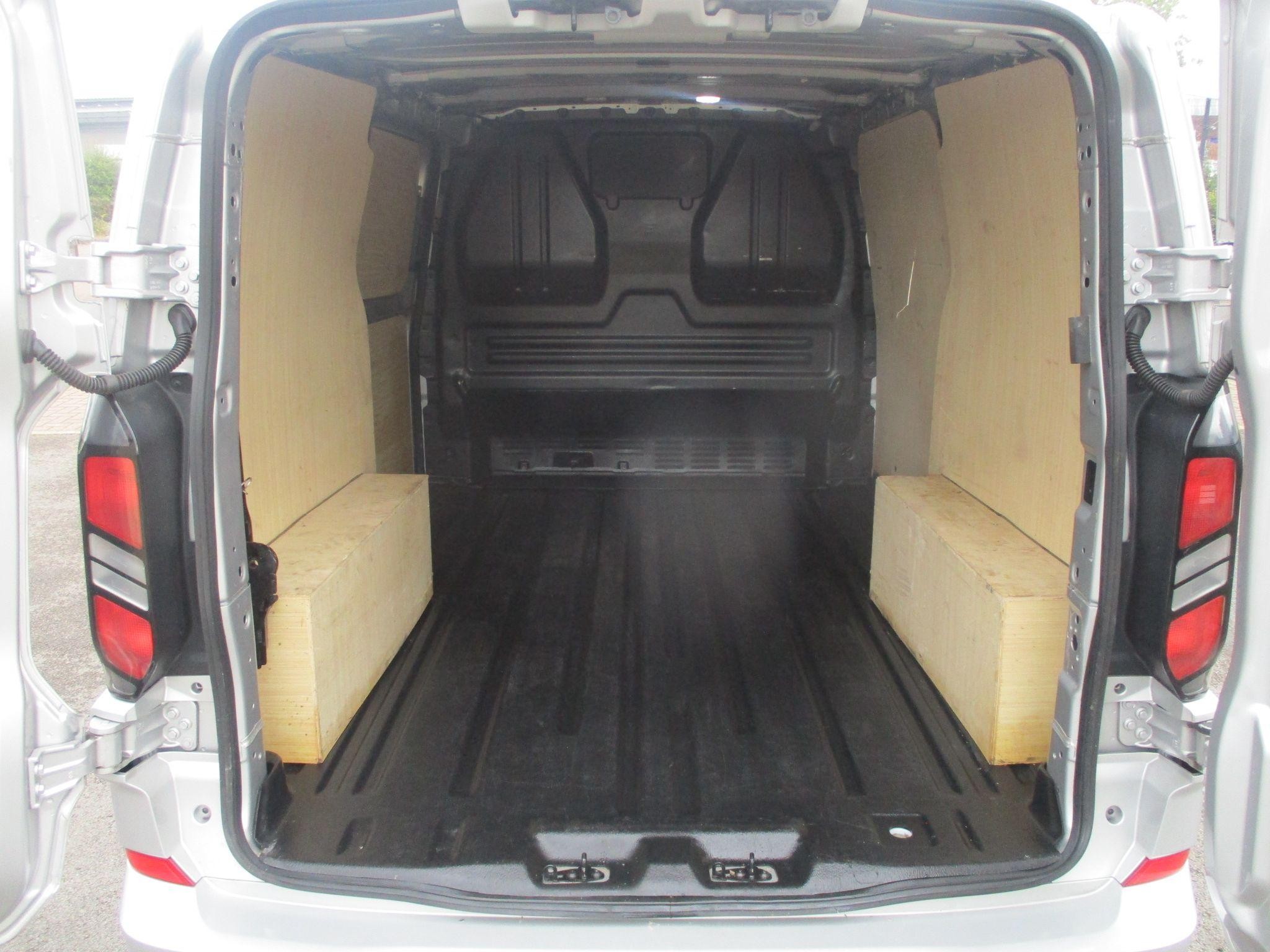 Ford Transit Custom Image 16