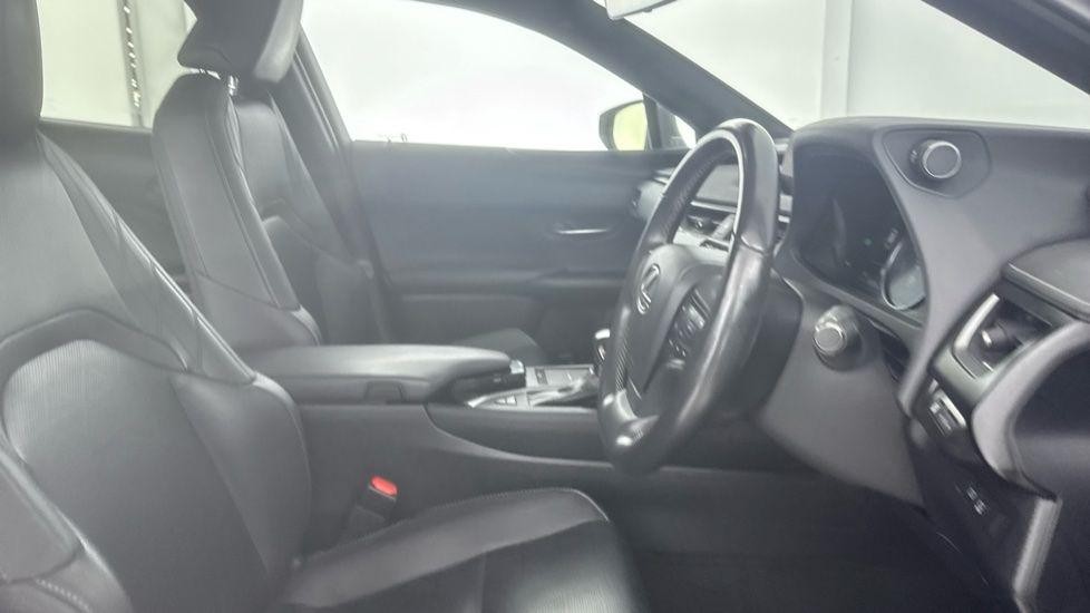 Lexus UX Self-Charging Hybrid Image 18