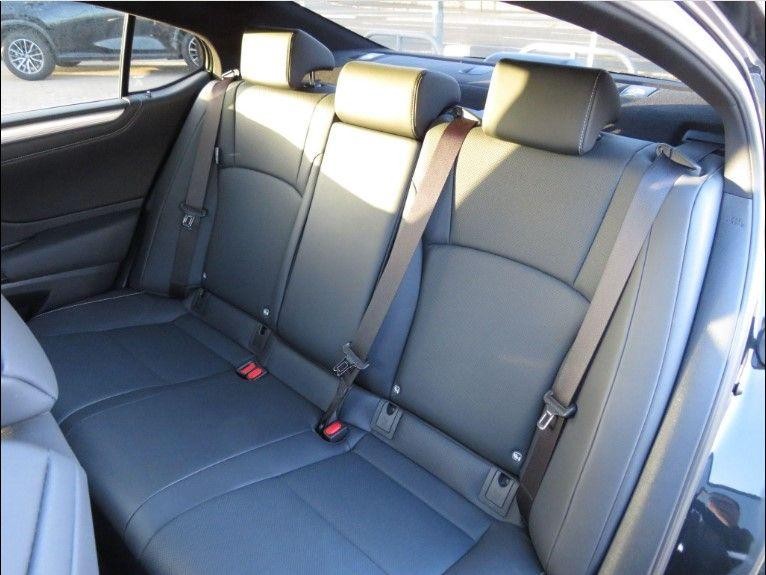 Lexus ES Image 16