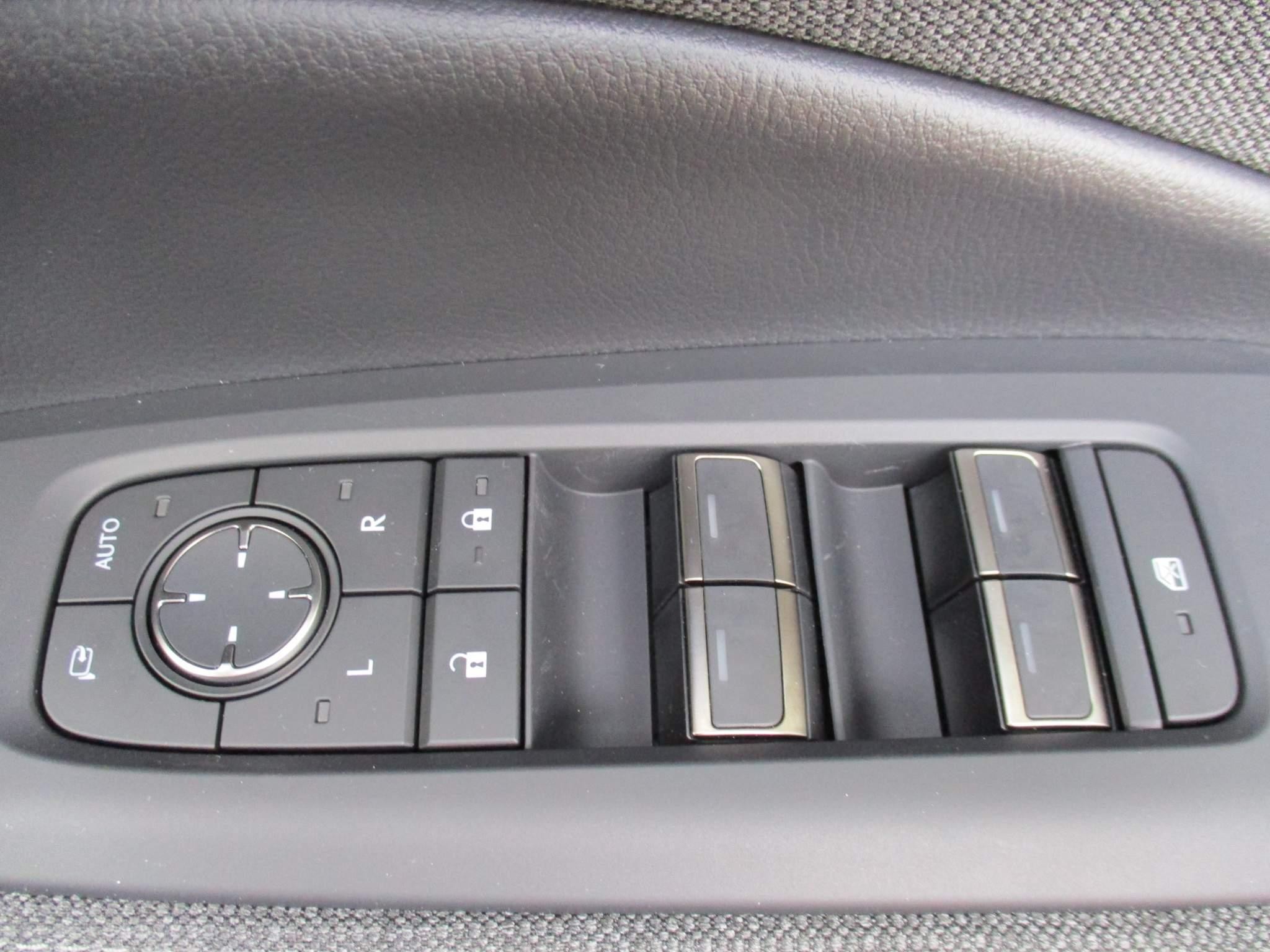 Lexus LBX Image 36