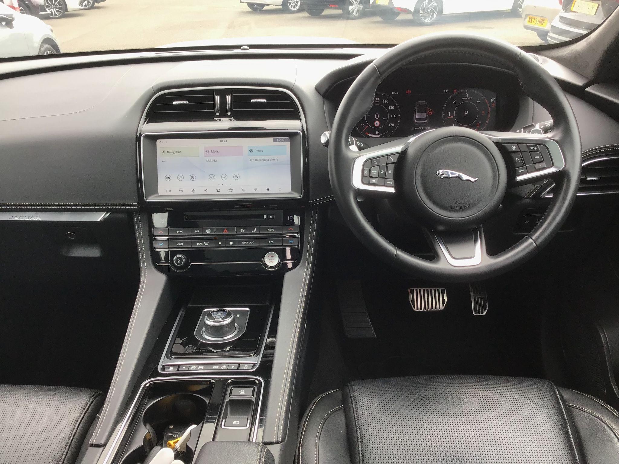 Jaguar F-Pace Image 12