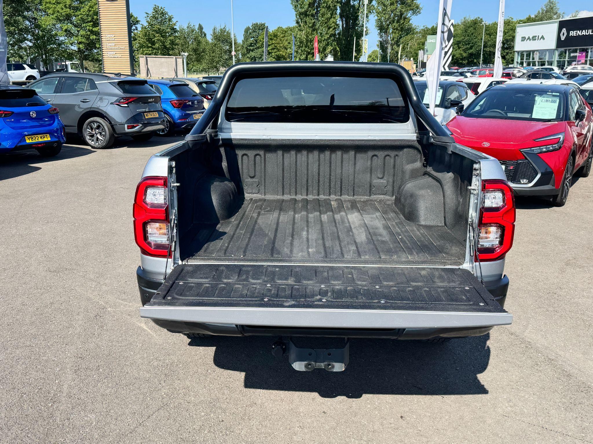 Toyota Hilux Image 12