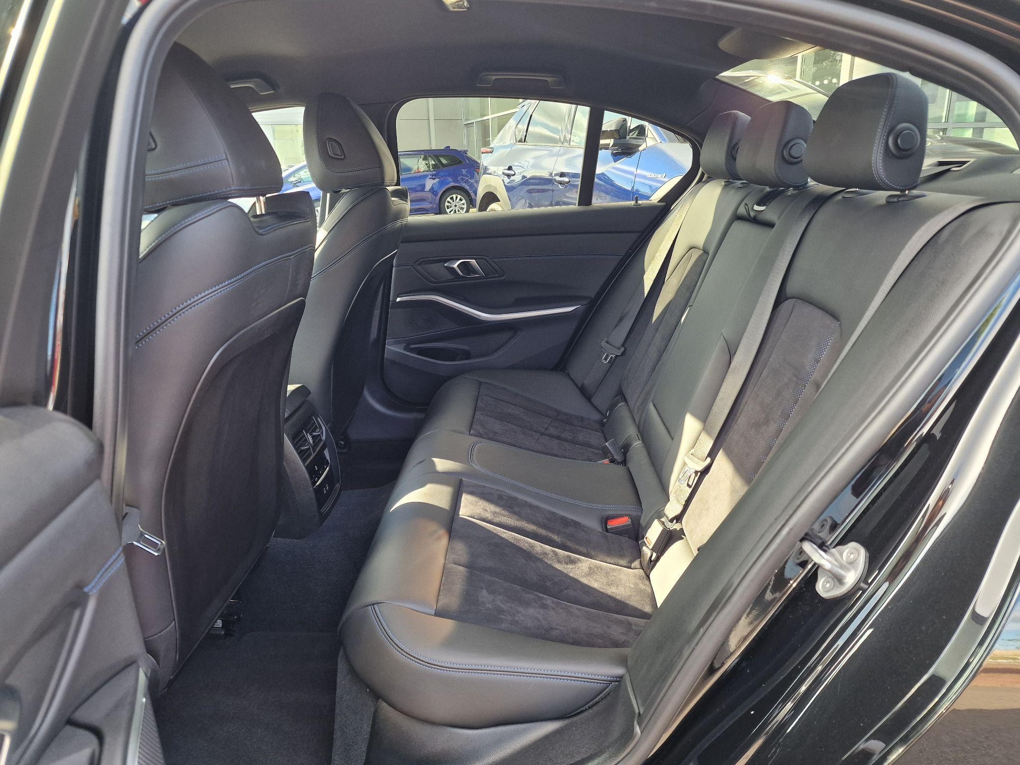 BMW 3 Series Image 12