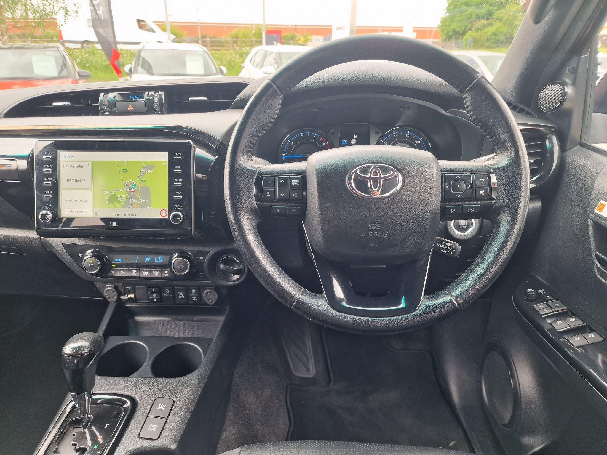 Toyota Hilux Image 8
