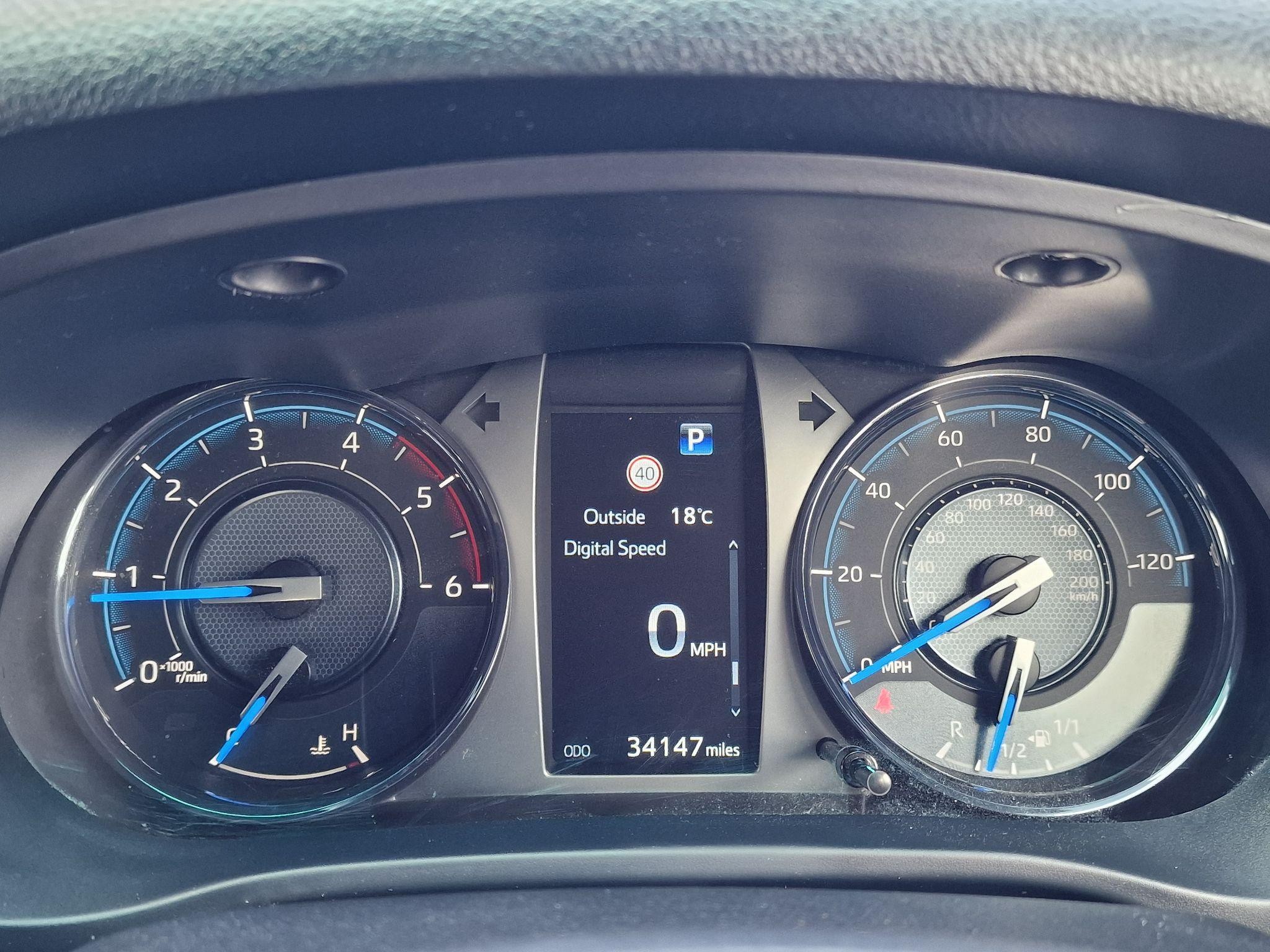 Toyota Hilux Image 11