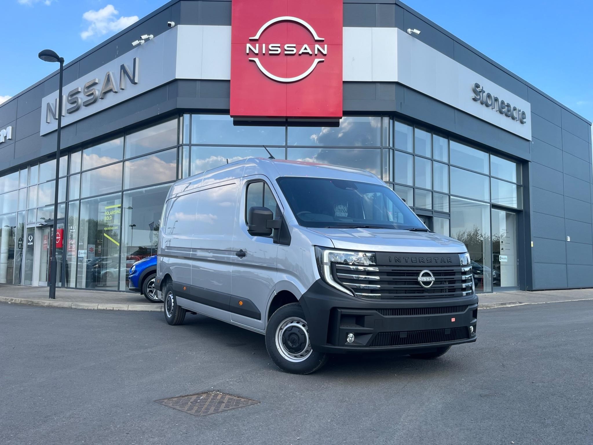 Nissan Interstar Image 1
