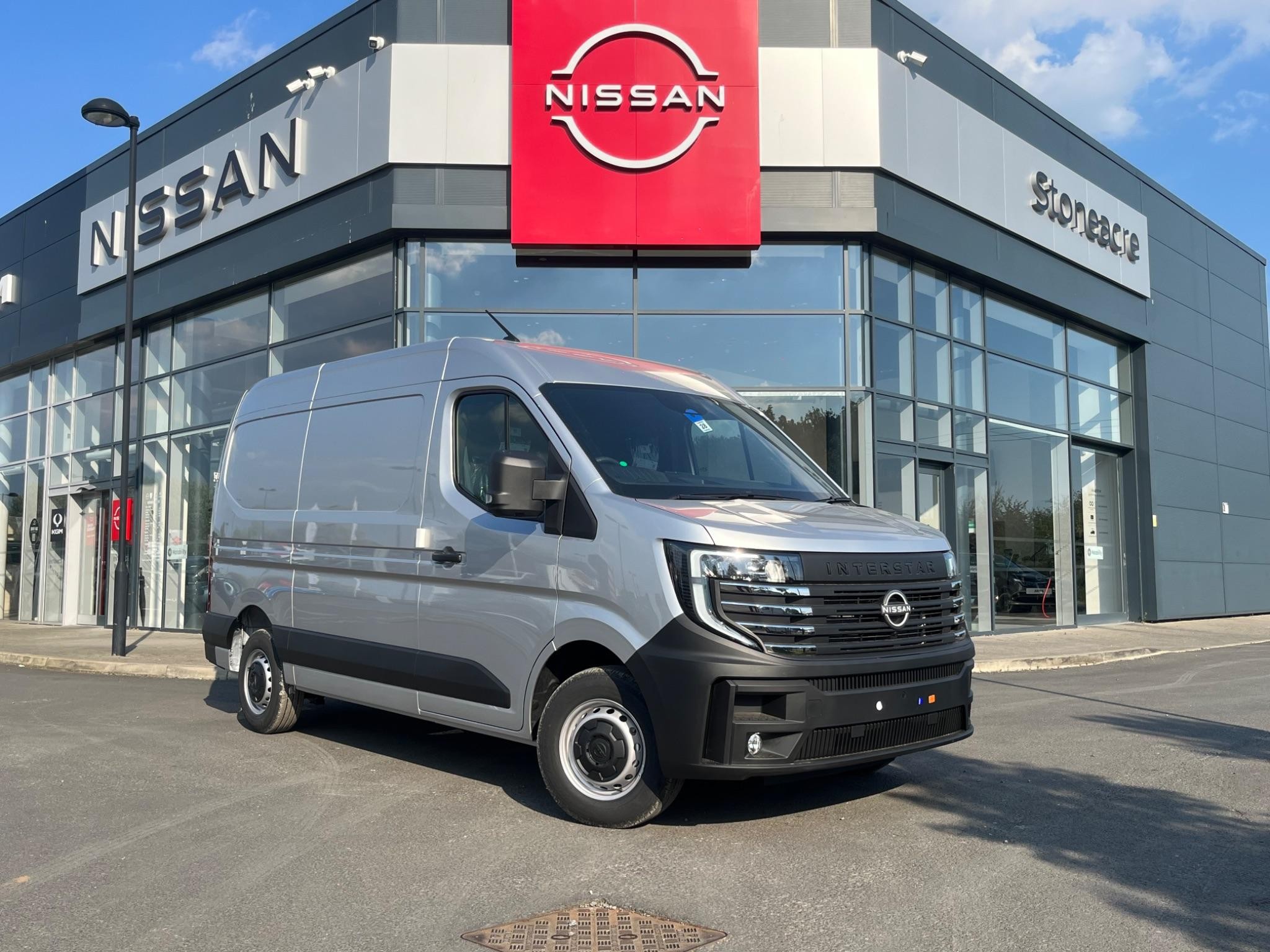 Nissan Interstar Image 1