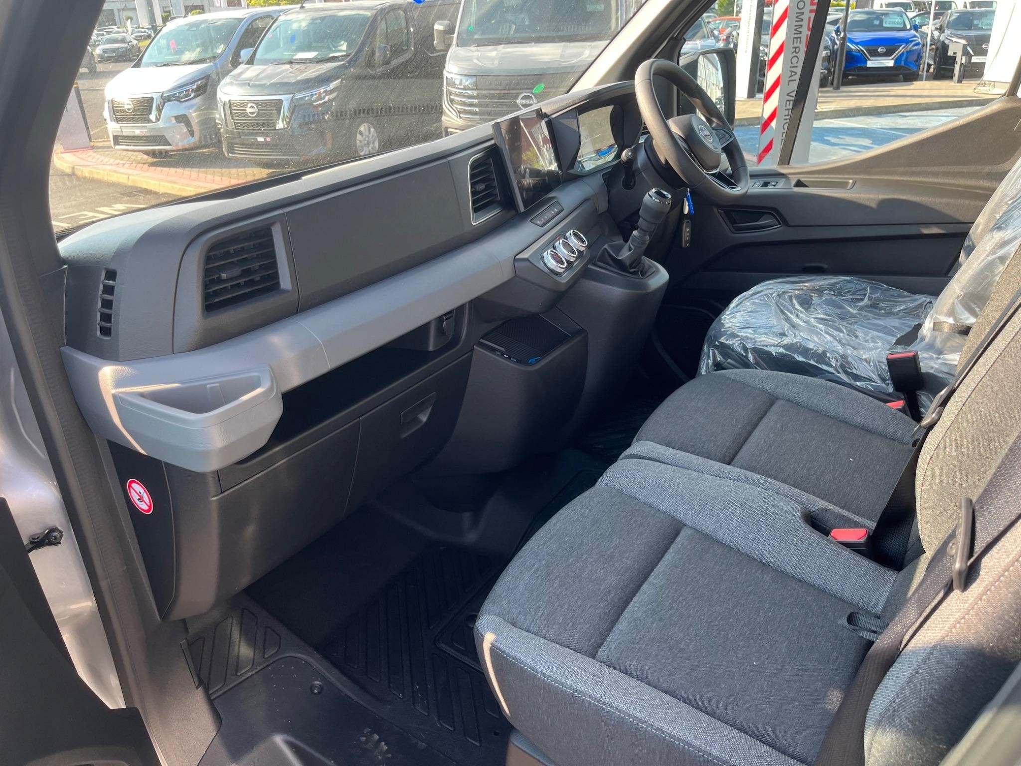 Nissan Interstar Image 15