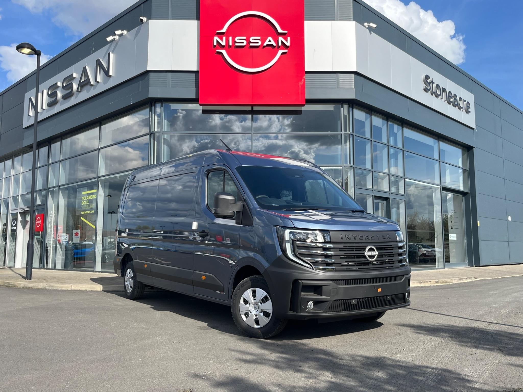 Nissan Interstar Image 1