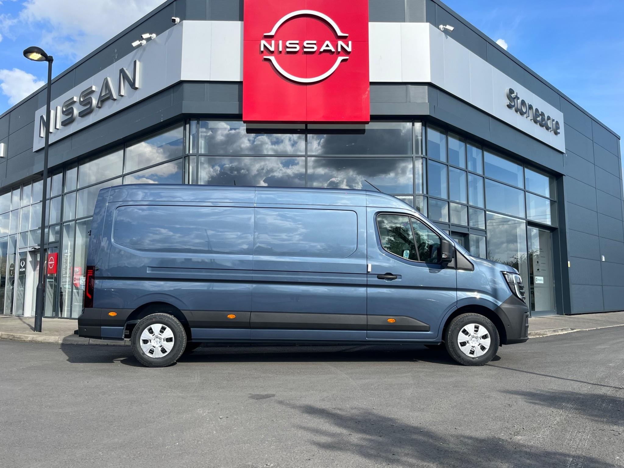 Nissan Interstar Image 2