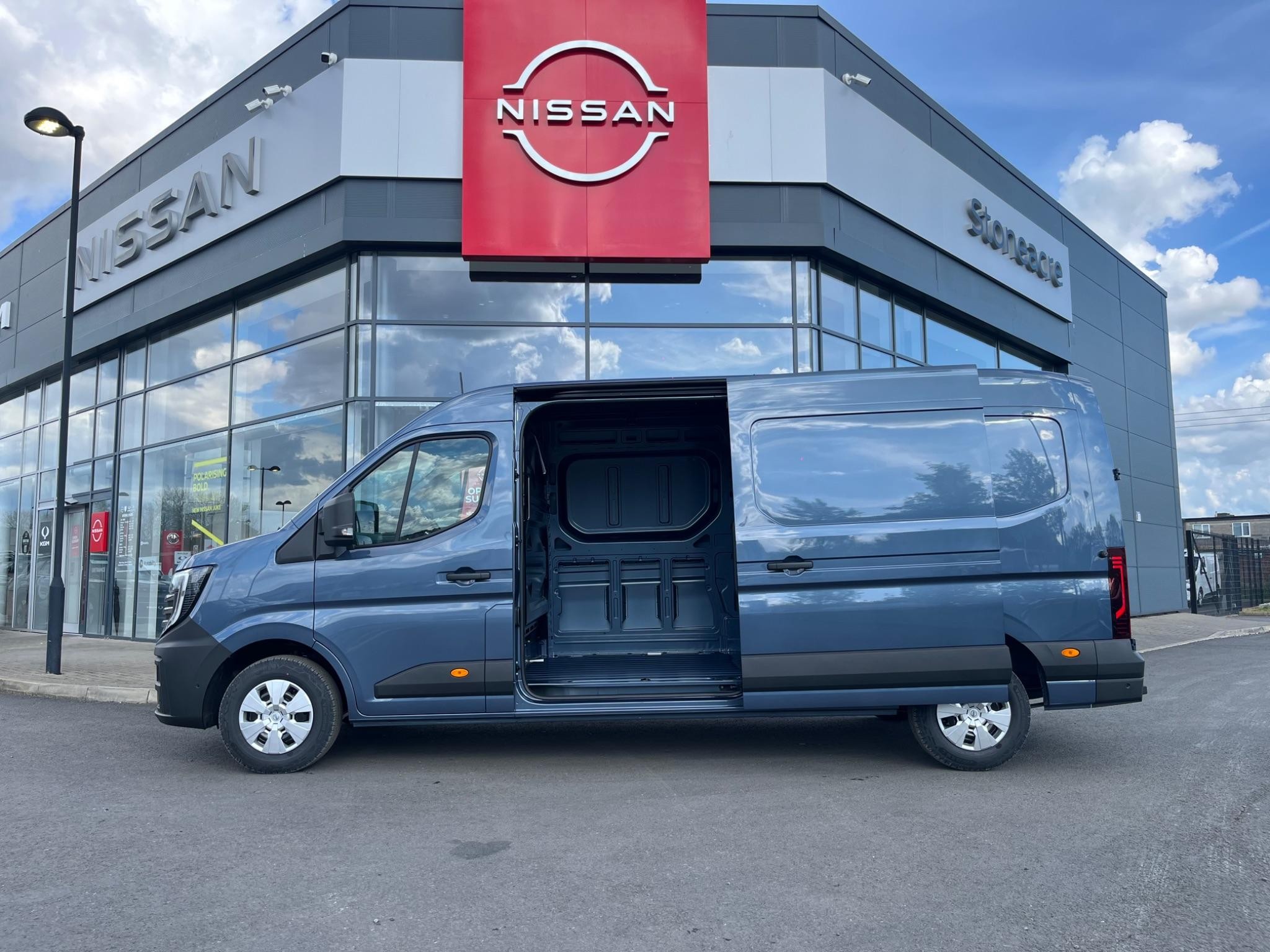 Nissan Interstar Image 10