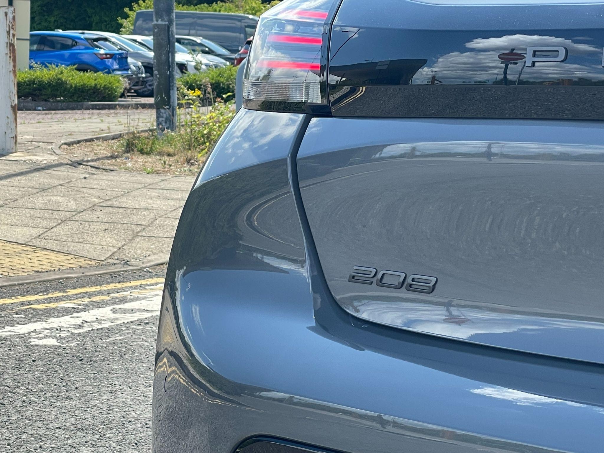 Peugeot 208 Image 12