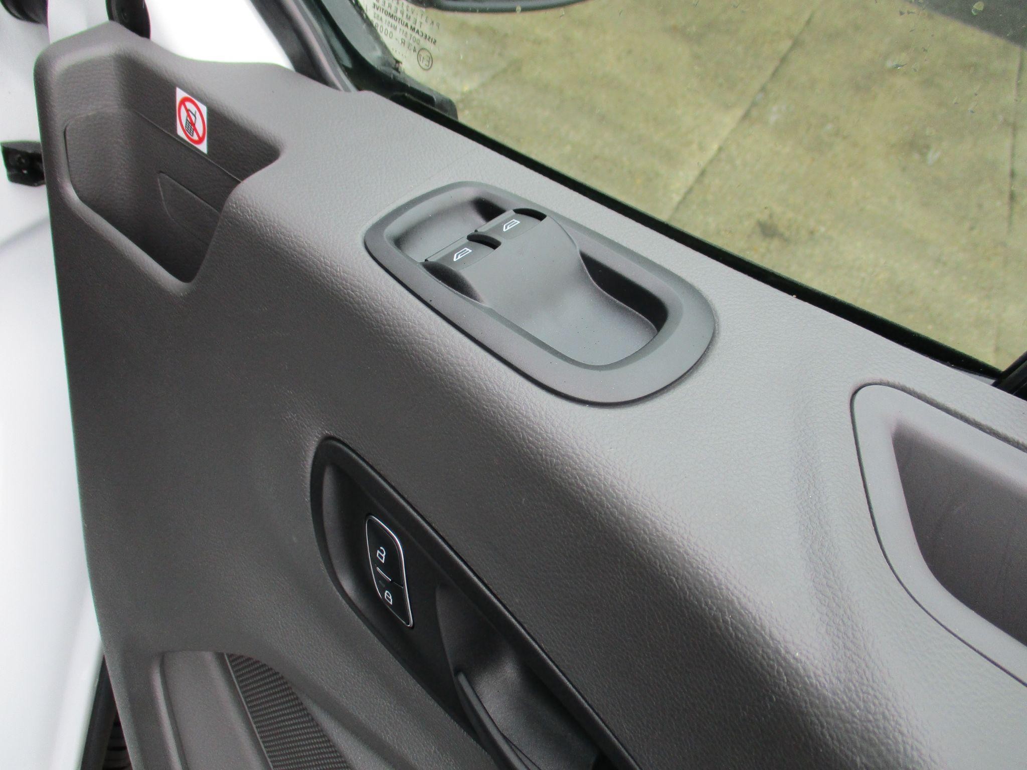 Ford E-Transit Image 18