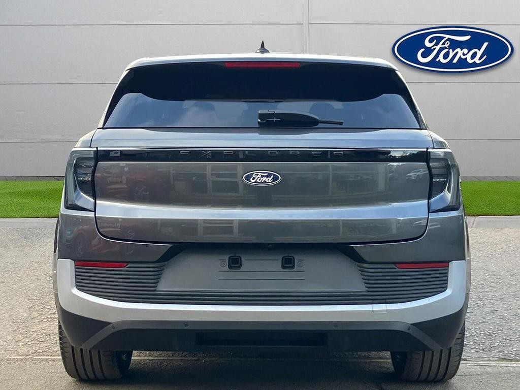 Ford Explorer Image 5