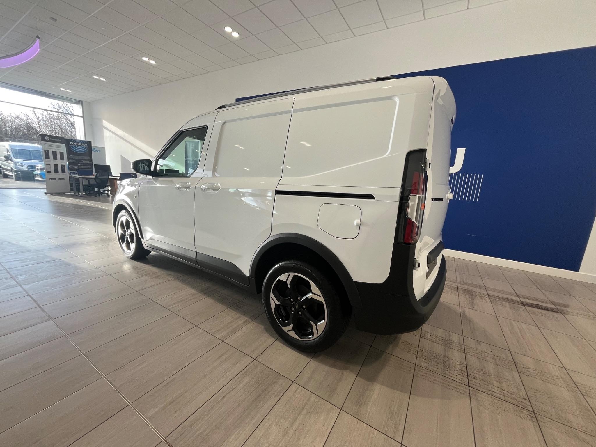 Ford Transit Courier Image 4