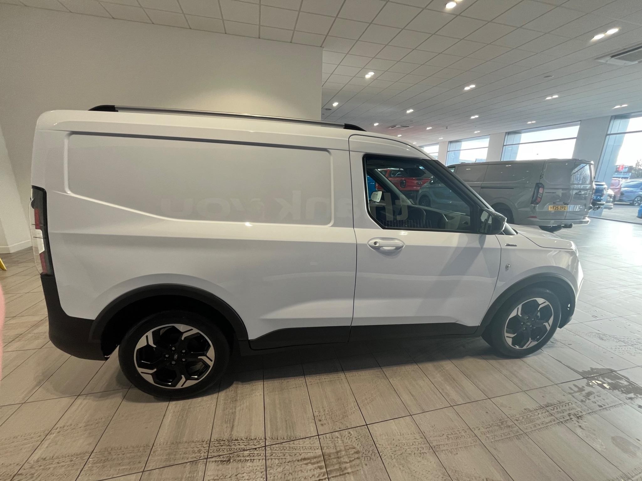 Ford Transit Courier Image 5
