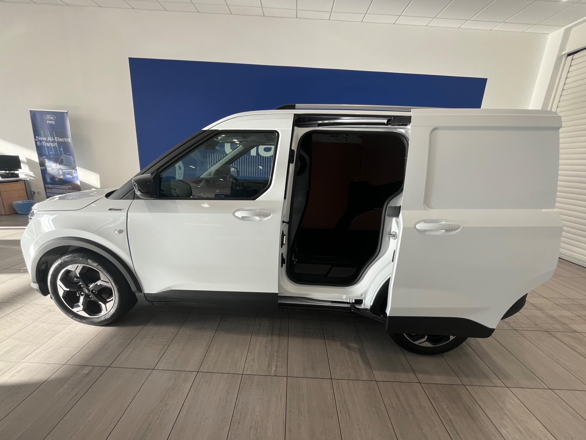 Ford Transit Courier Image 11