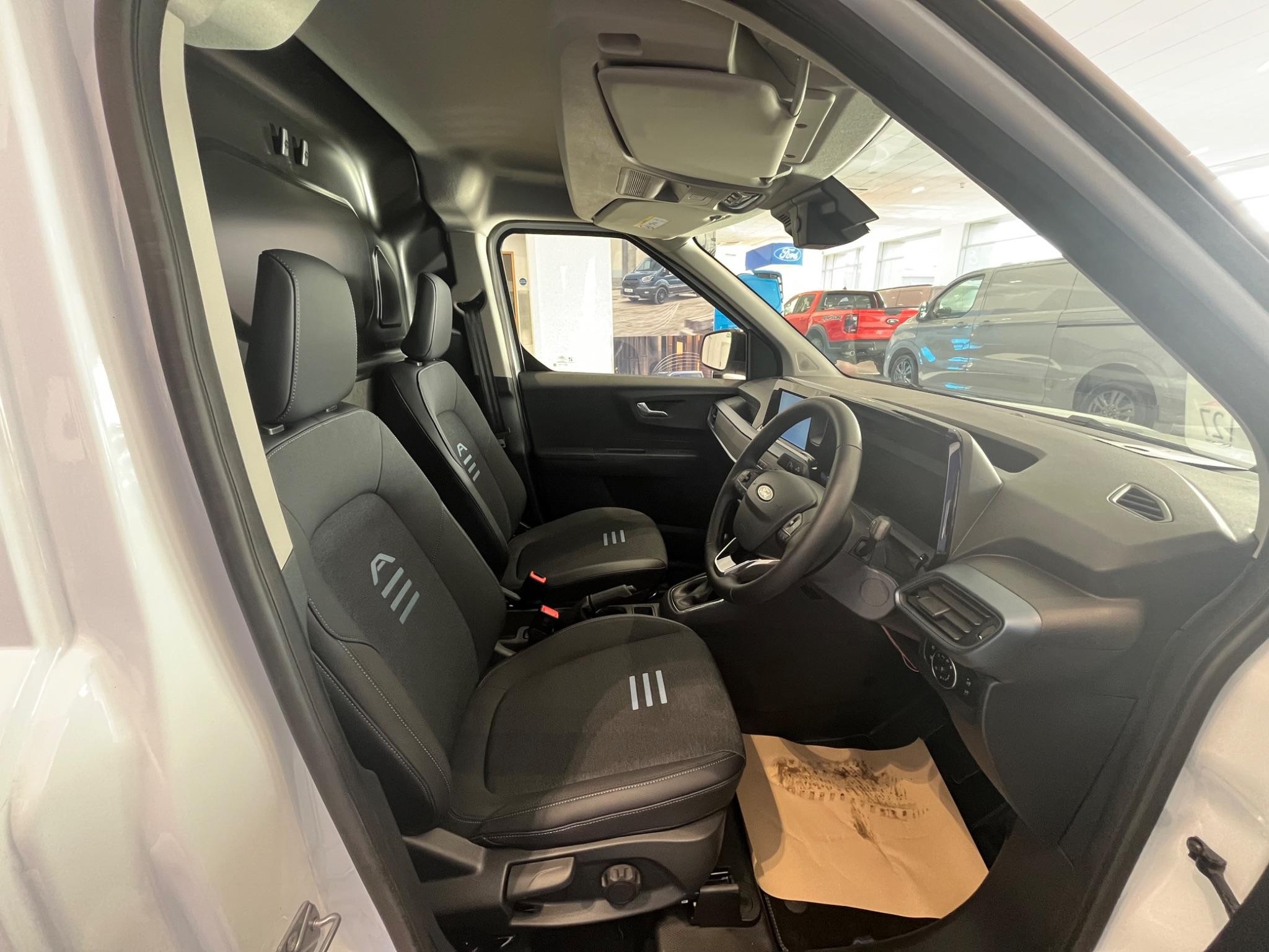 Ford Transit Courier Image 14