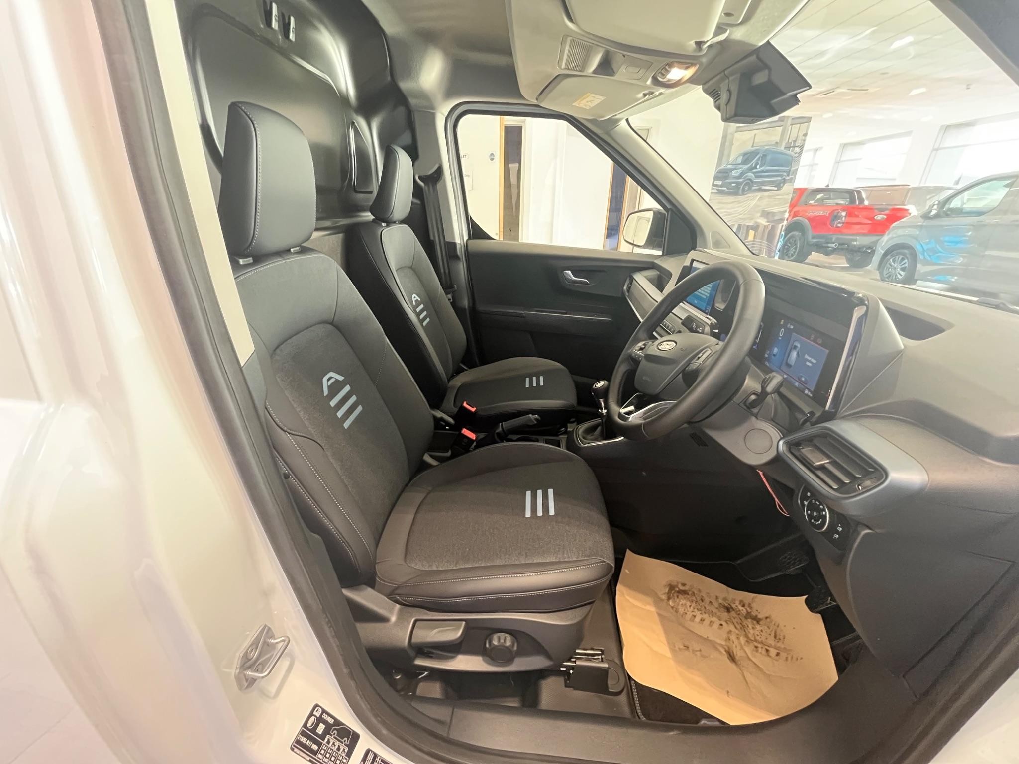 Ford Transit Courier Image 15