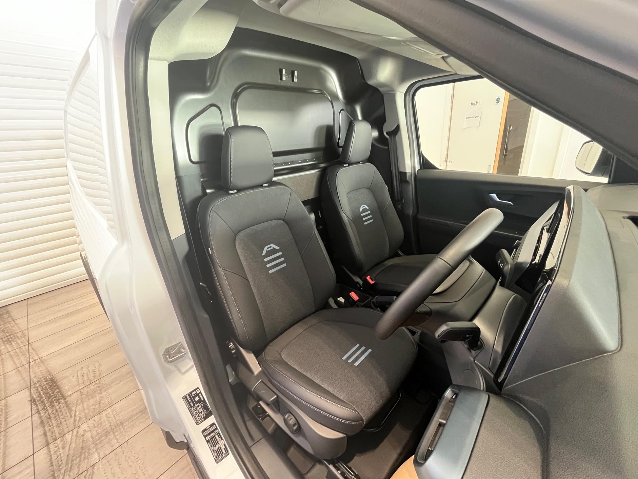 Ford Transit Courier Image 16